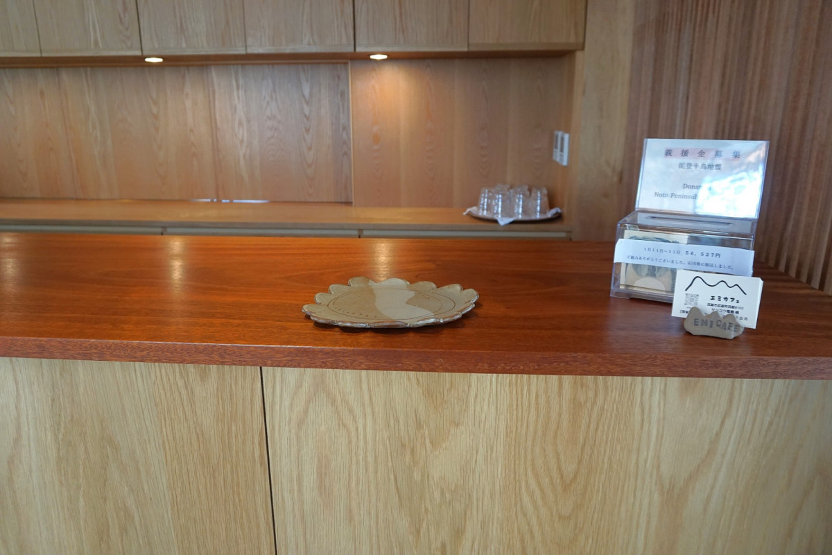 お会計は出入口正面のカウンターでお願いします