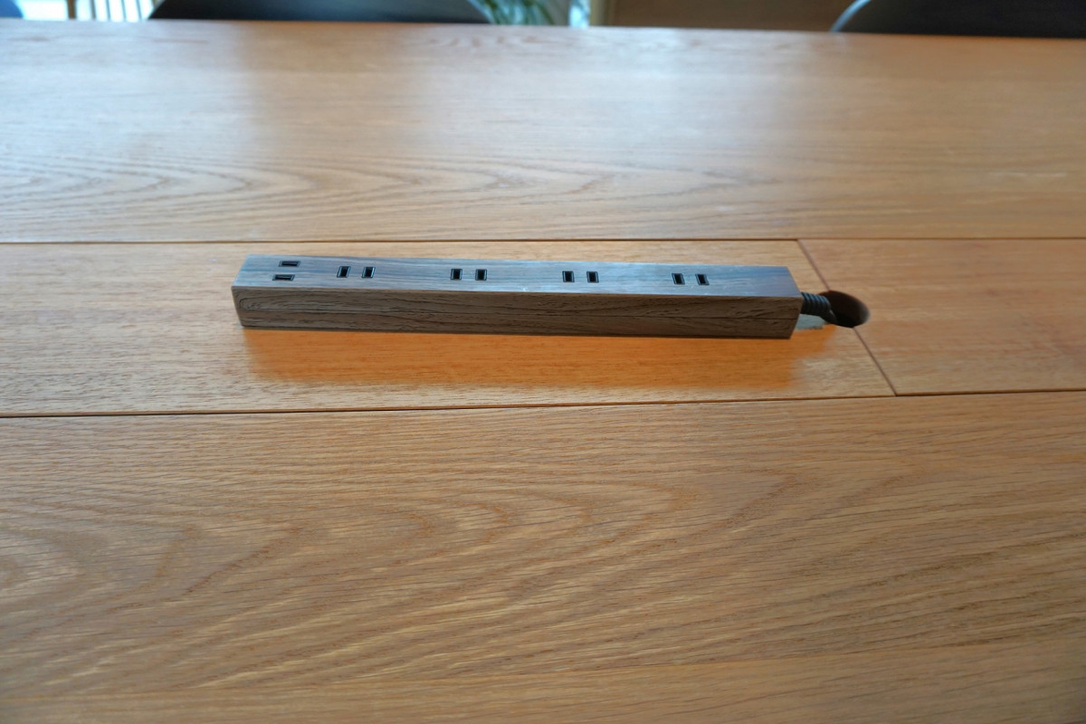 広いテーブル席には電源があります