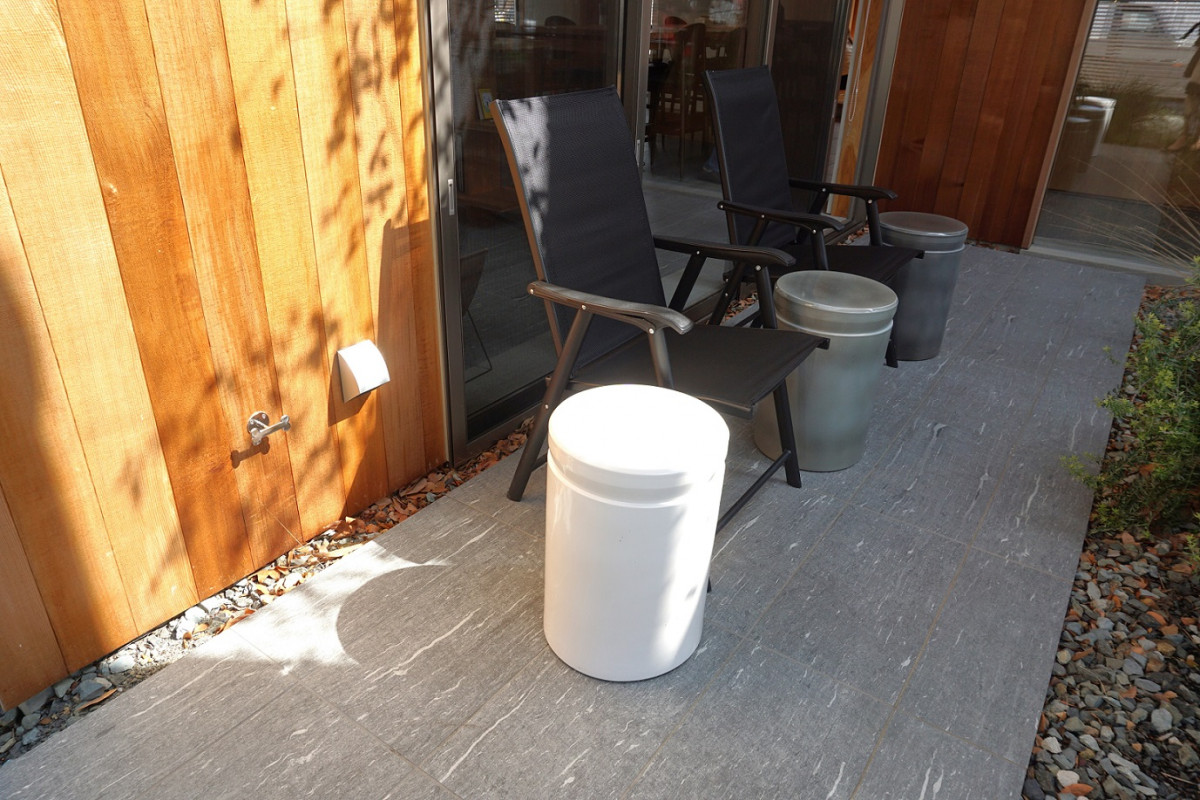 お外の席はペット連れの方もOK!リードフックも設置されてます。