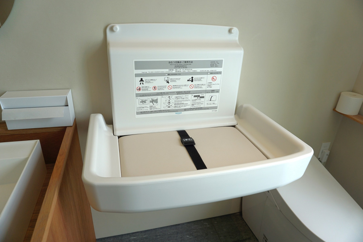 トイレにはおむつ交換台あります。年齢24か月・体重30キロまでのお子様対象です。