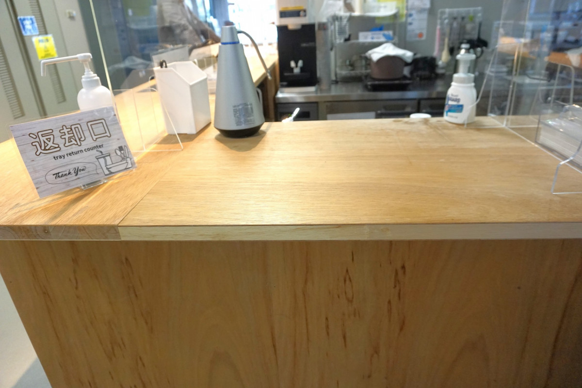 食器類はカウンターにお持ちください