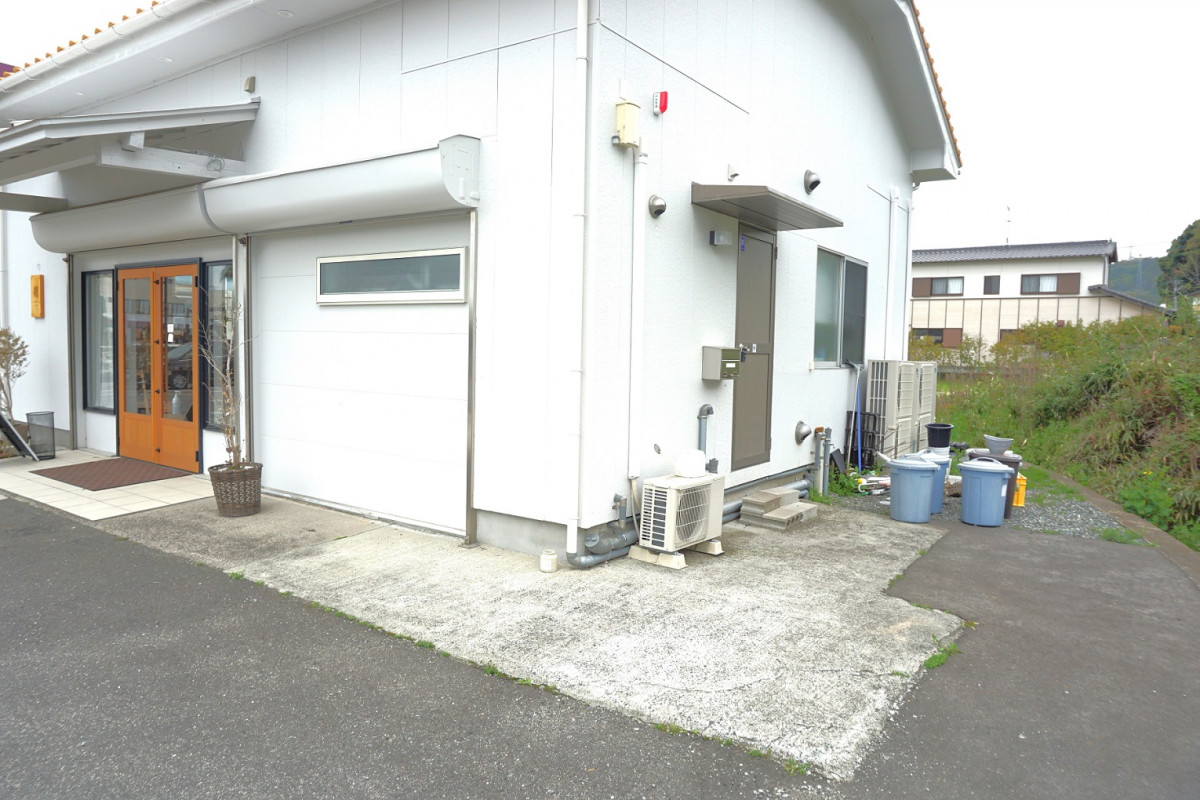 店舗建物の横にあります