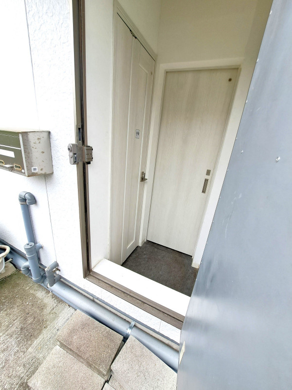 ドアを開けて向かって左手がトイレです