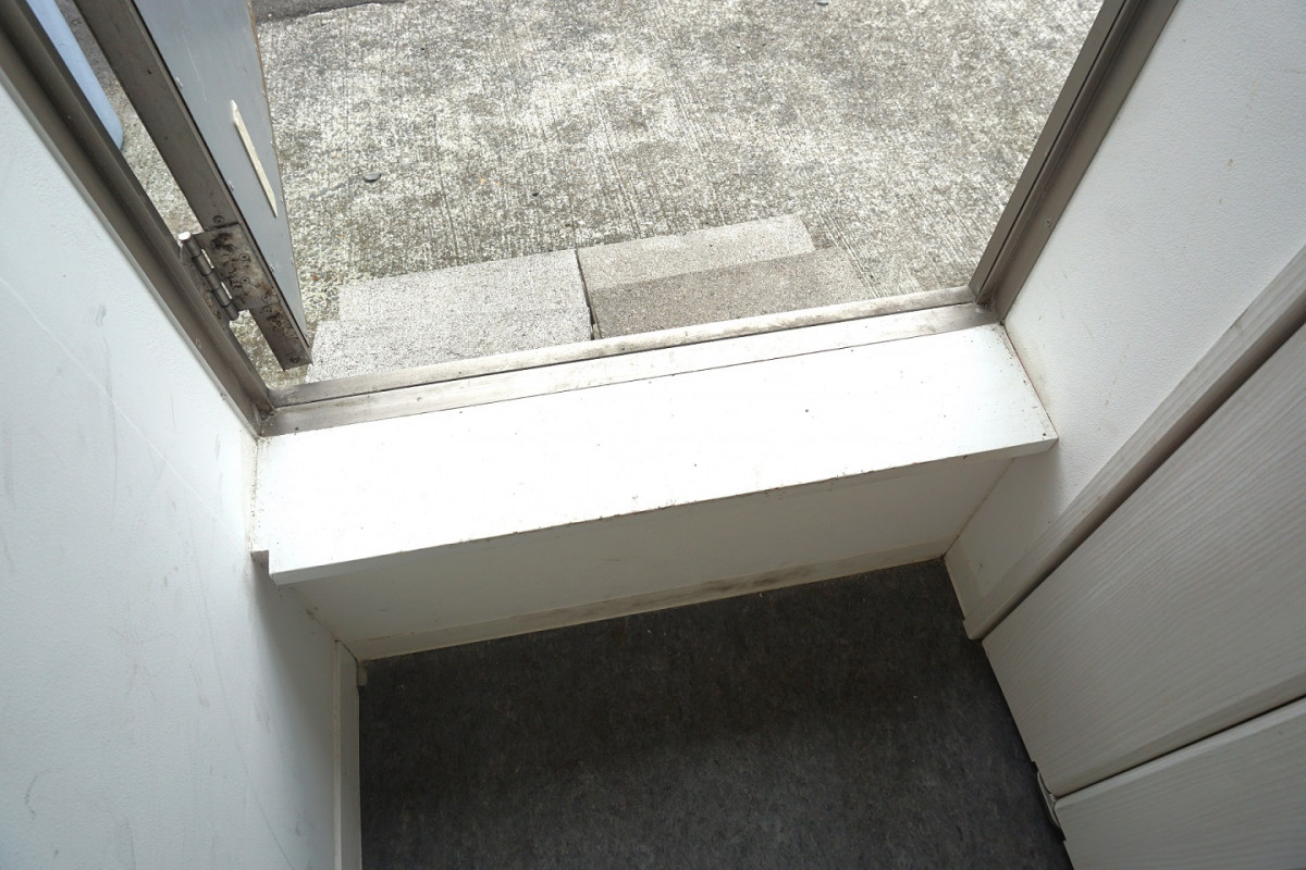 出入口内は1段下がっています