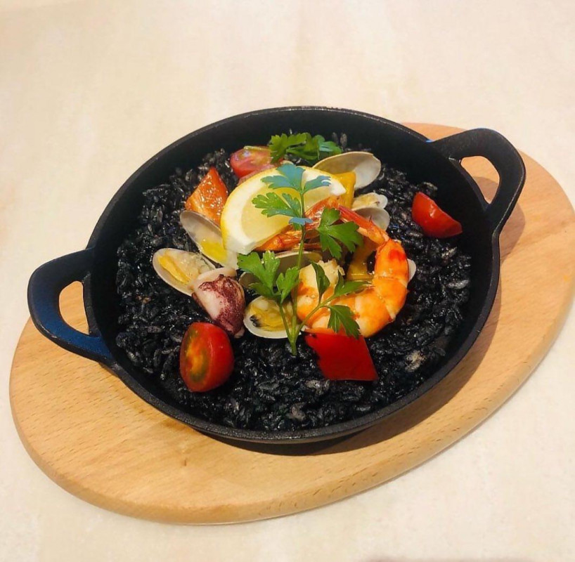 魚介のイカ墨鉄鍋焼きごはん