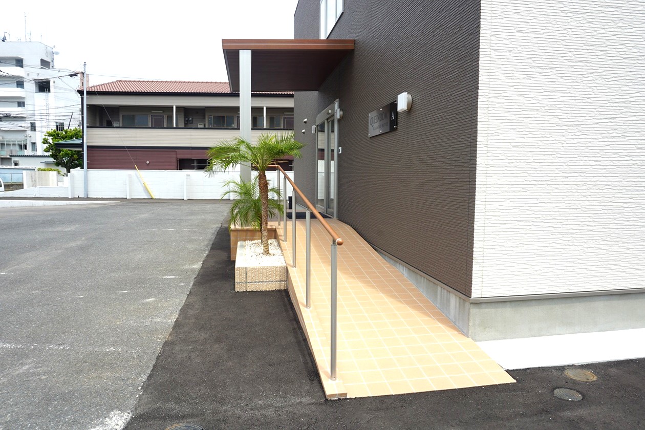 出入口までスロープがあります