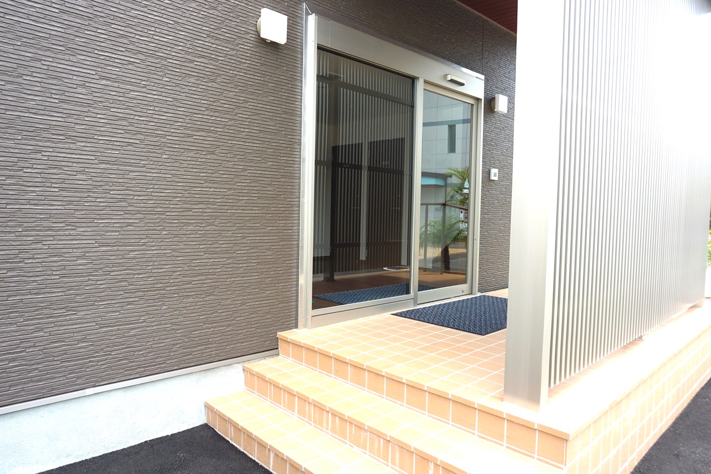 スロープの反対側は階段です