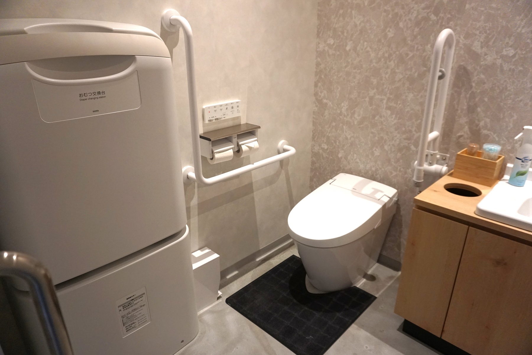 1階トイレ・おむつ交換台、車いす対応トイレあります