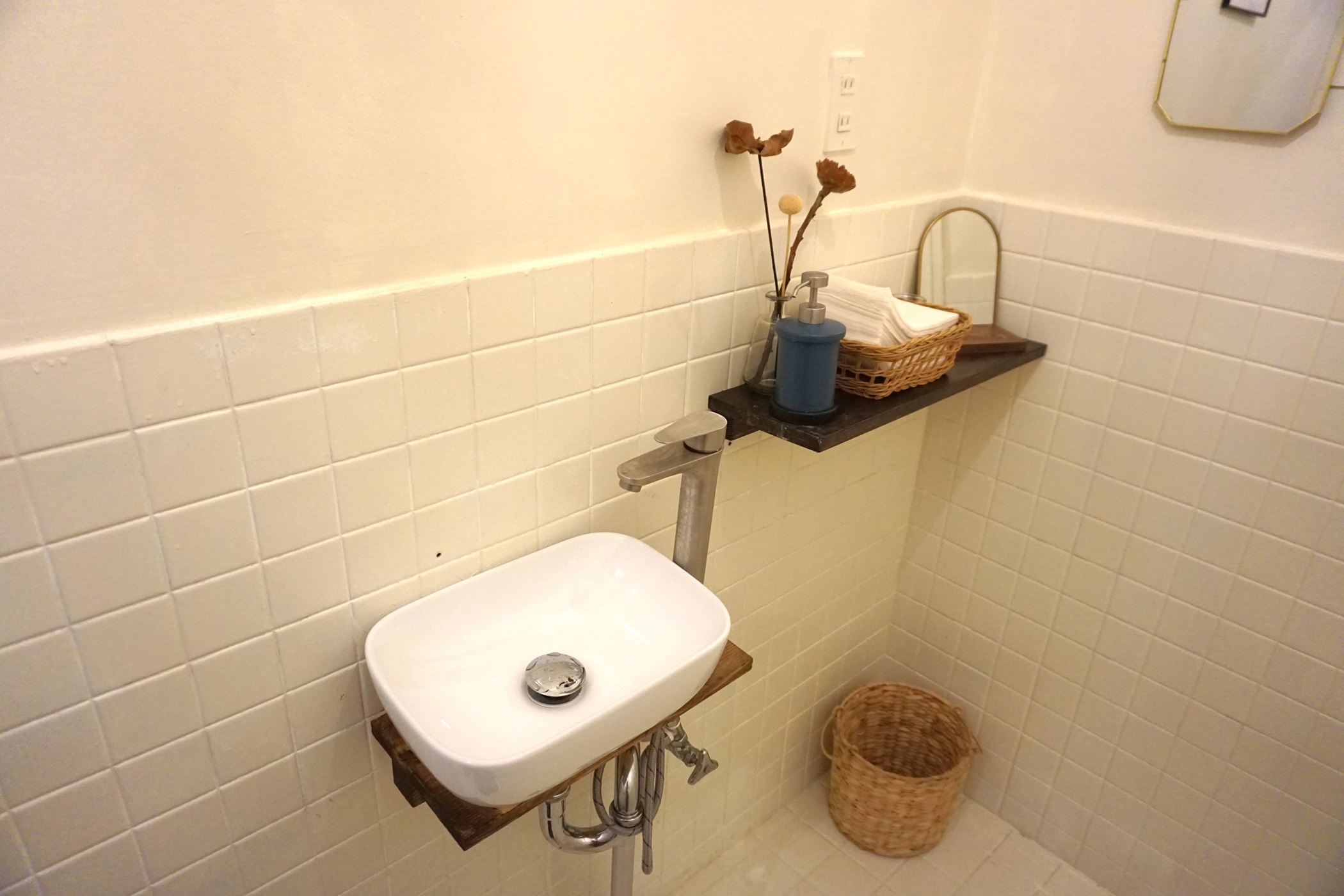 トイレ内、洗面所