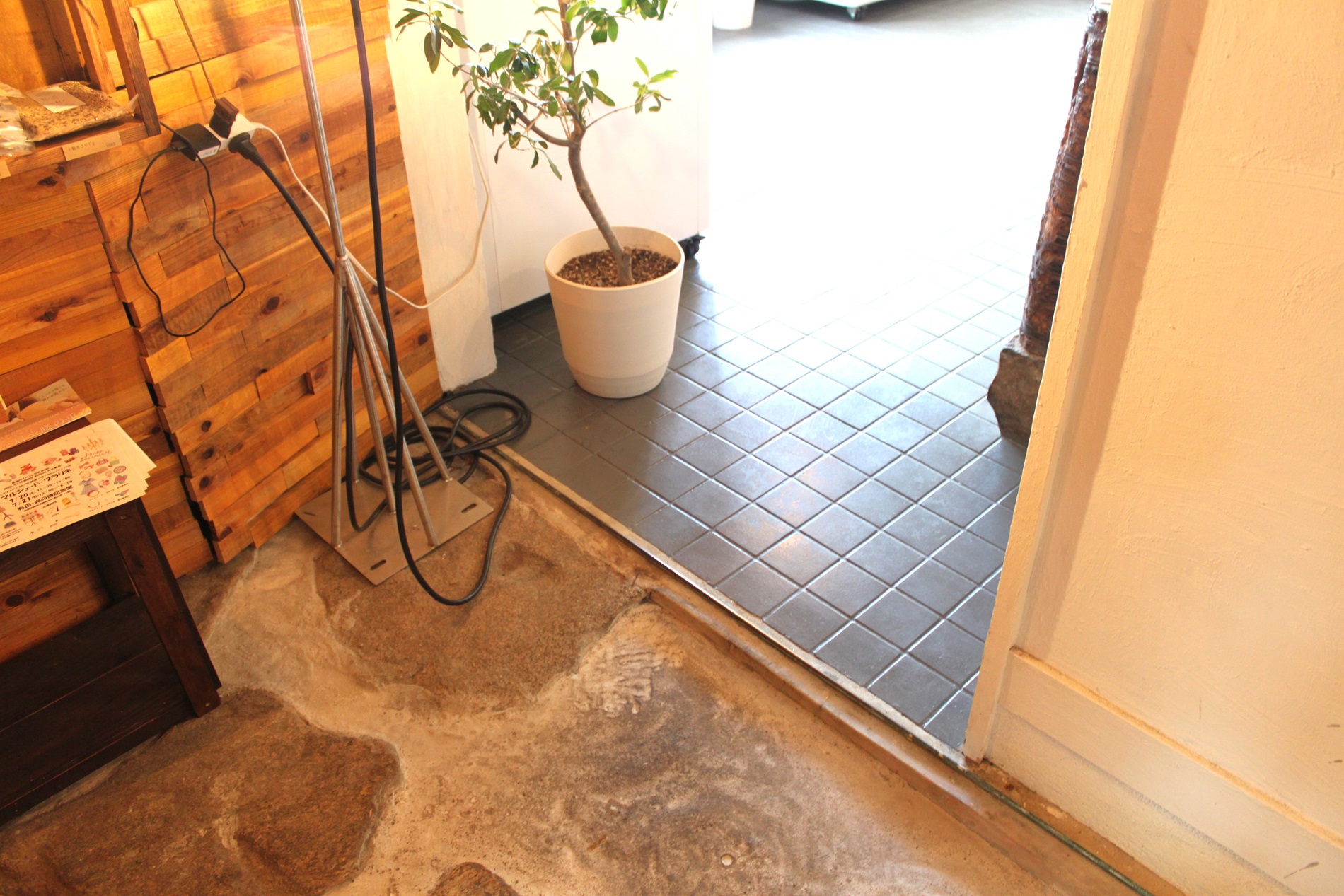 店内から個室へは3センチほどの段差があります