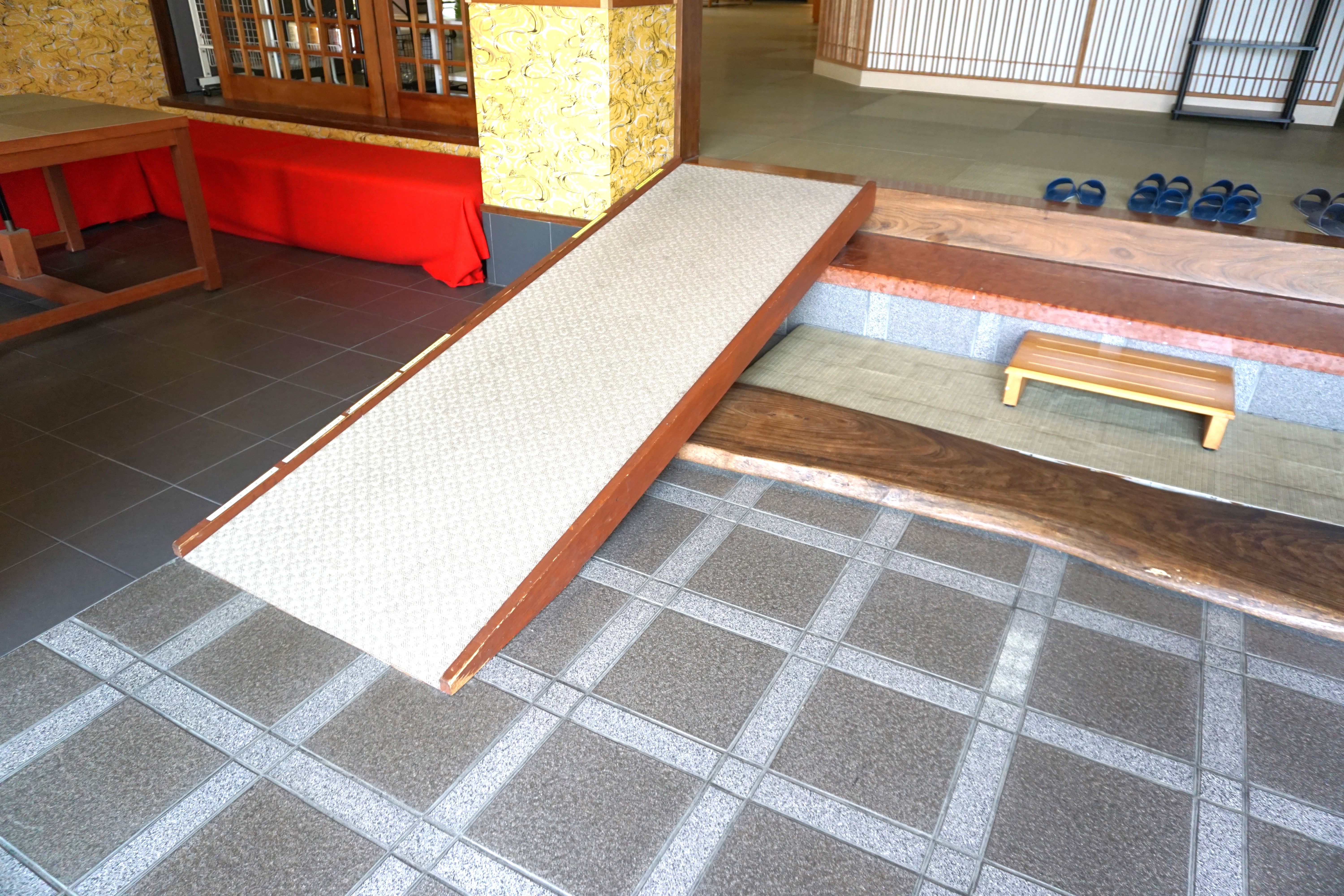 出入口内スロープあります