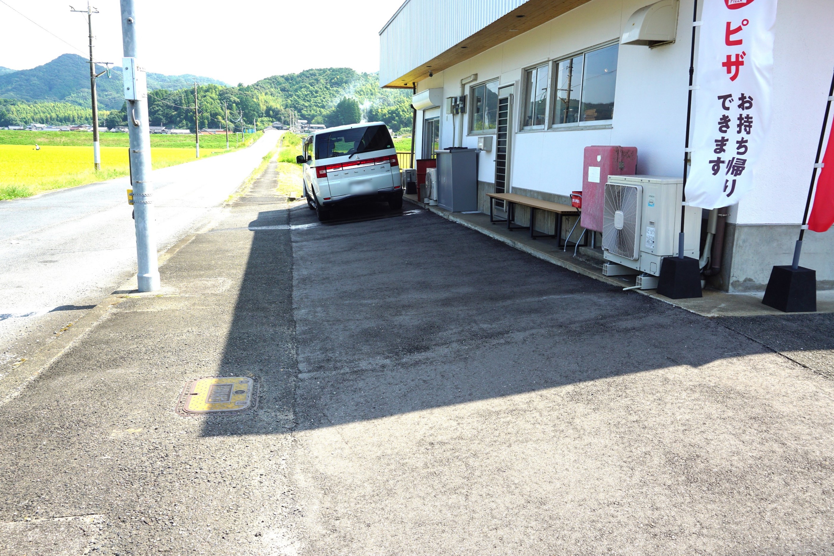 店舗横駐車場は縦列駐車です