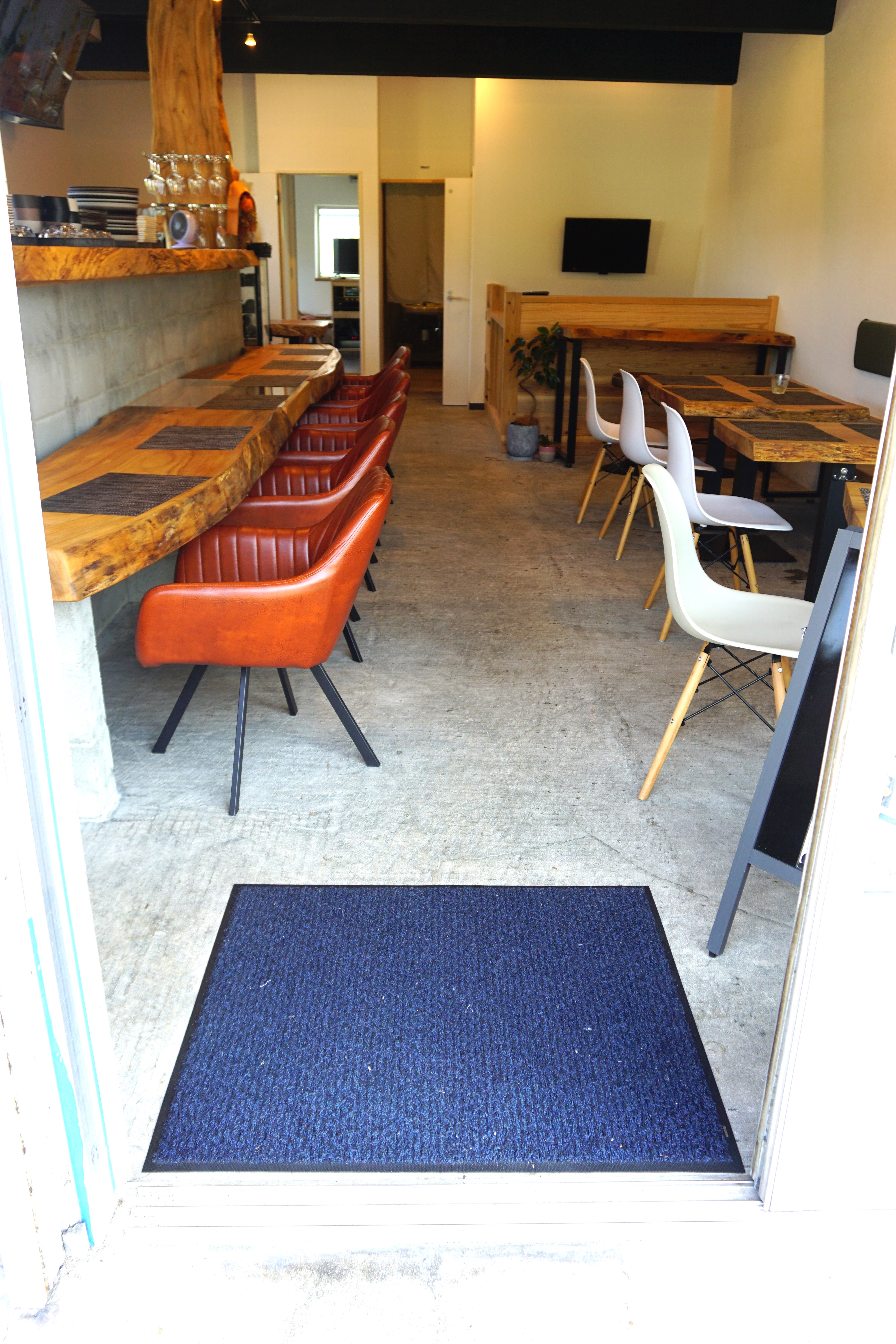 出入口は手動の引き戸です