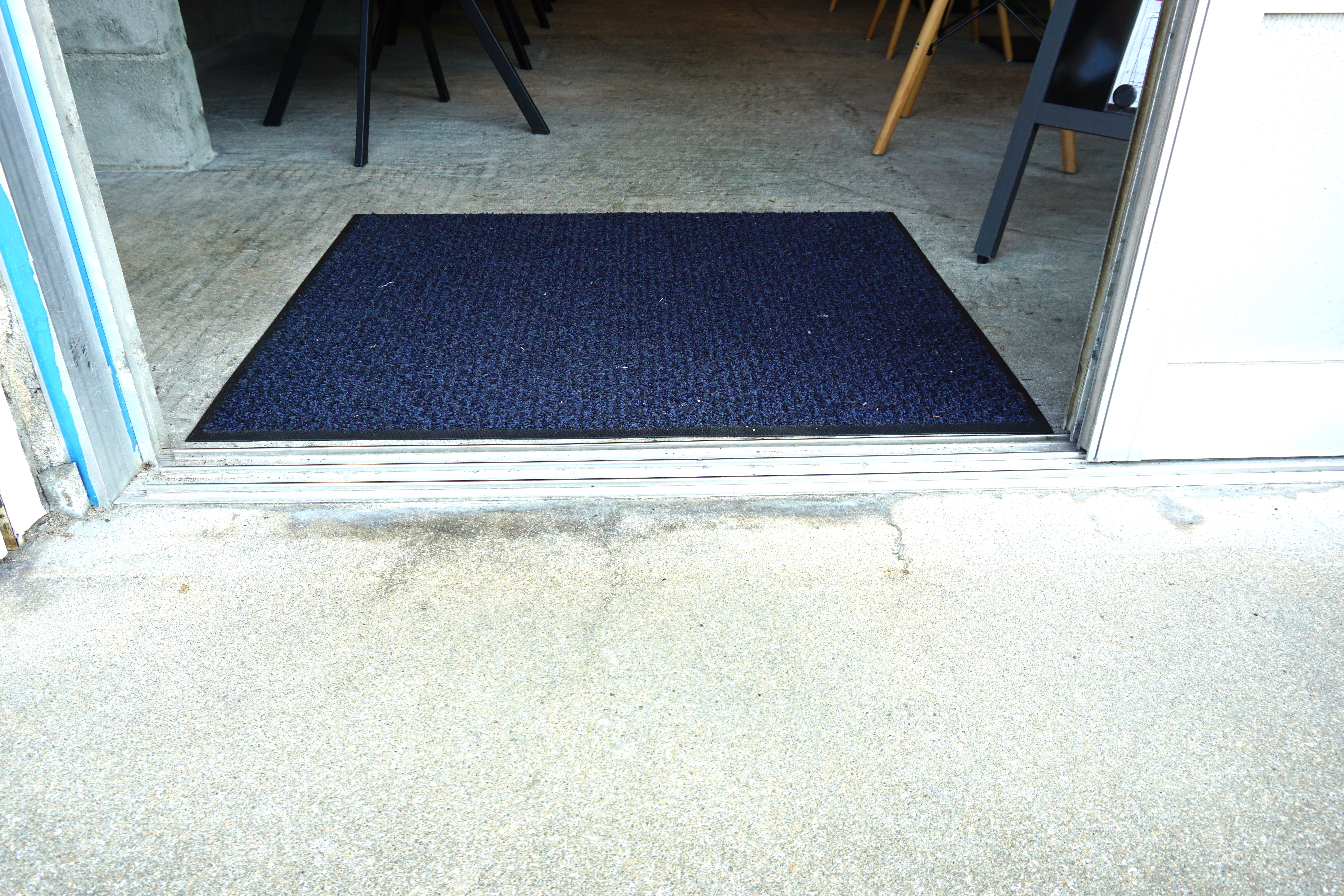 レールの段差のみで、ほぼフラットです