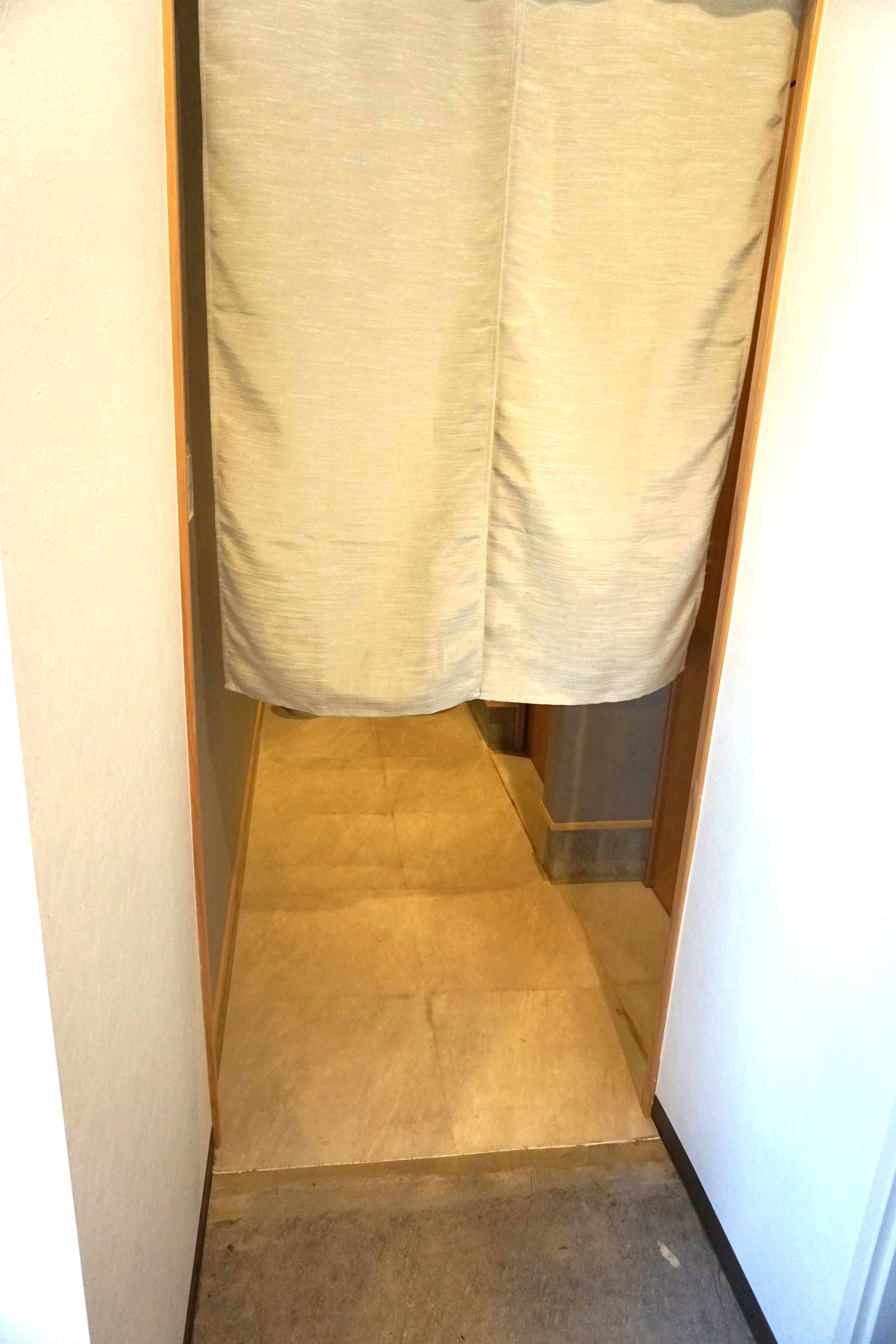 トイレは店舗奥にあります