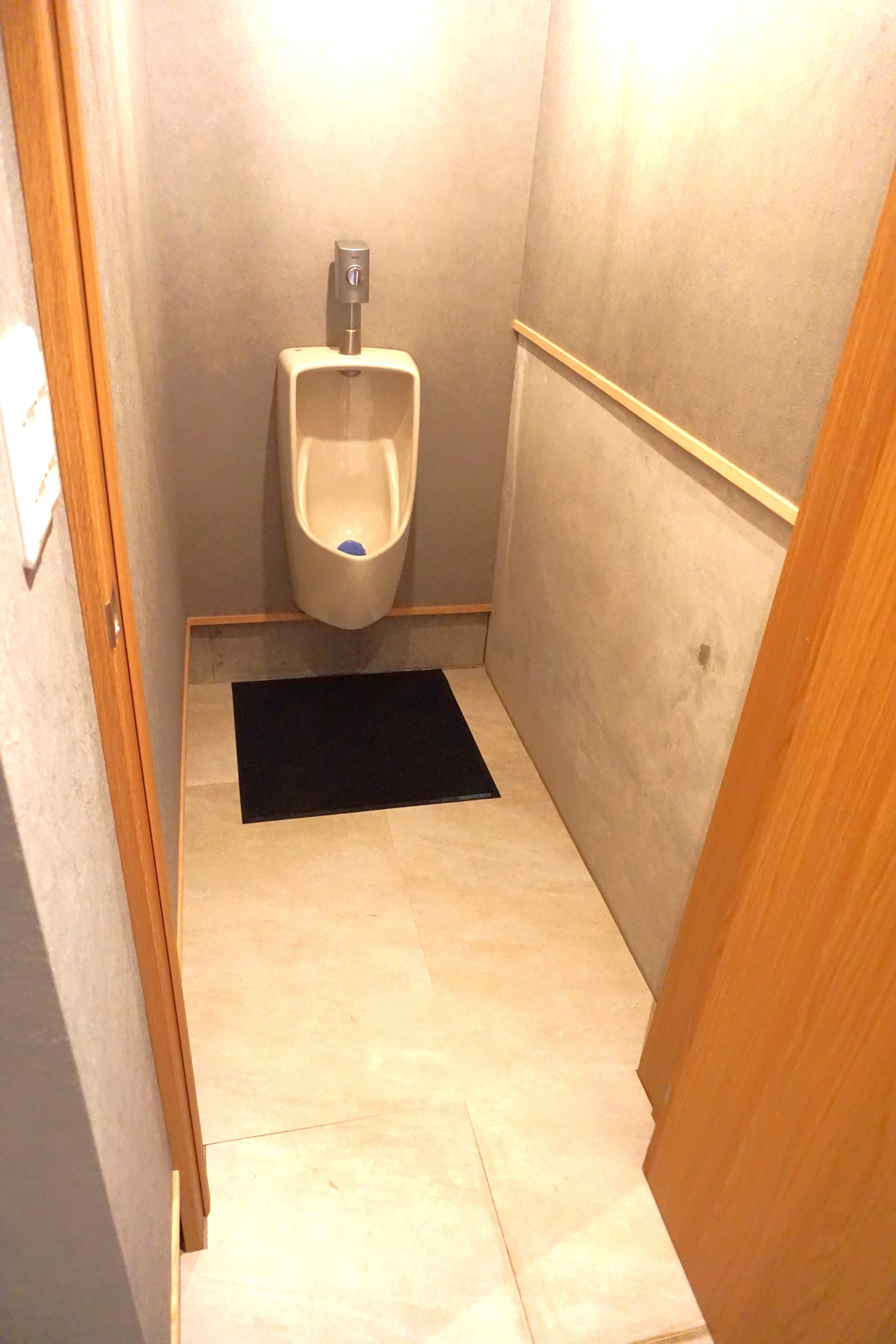 男性用トイレ内