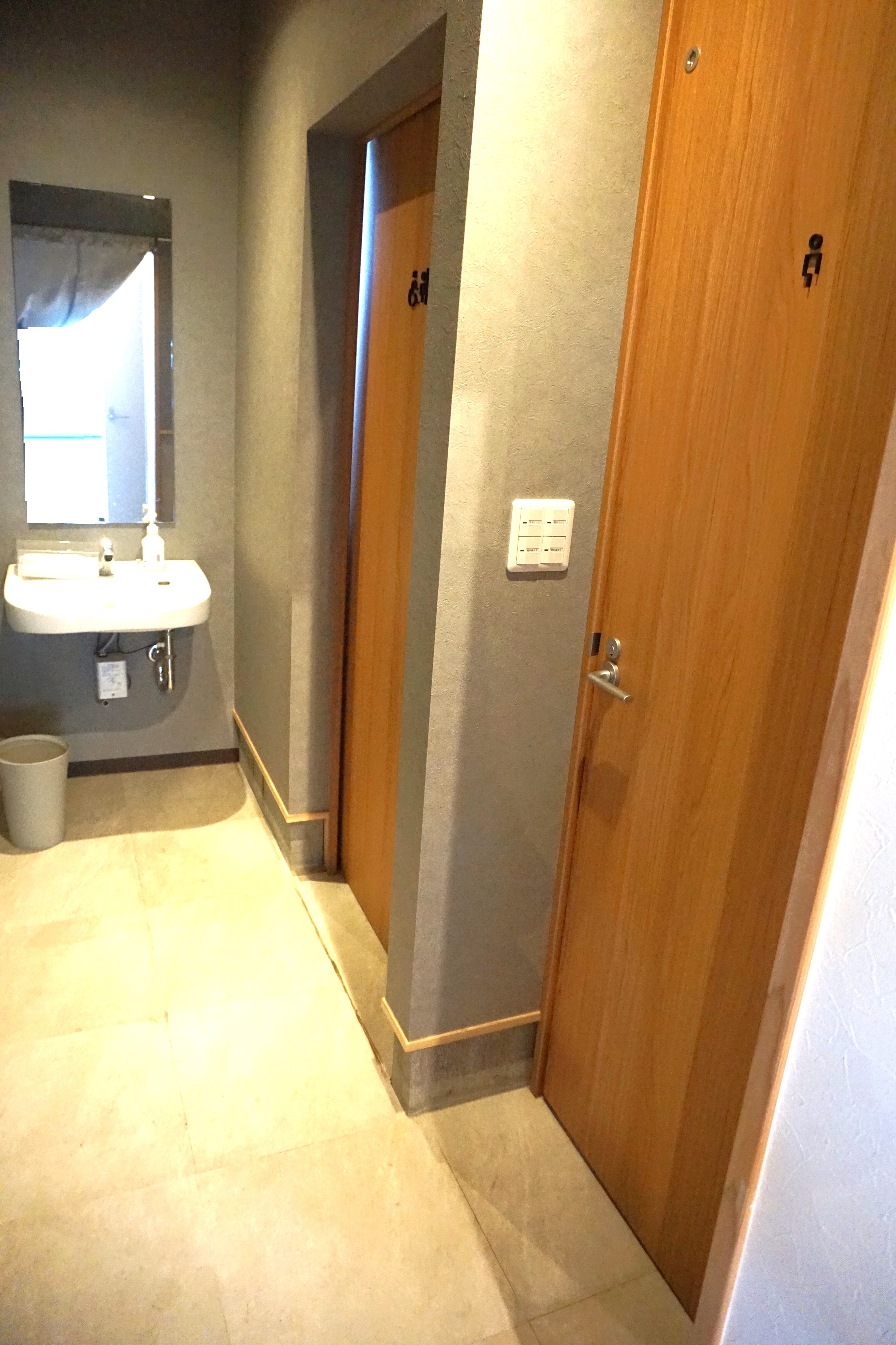 手前が男性用トイレ、奥がバリアフリートイレです