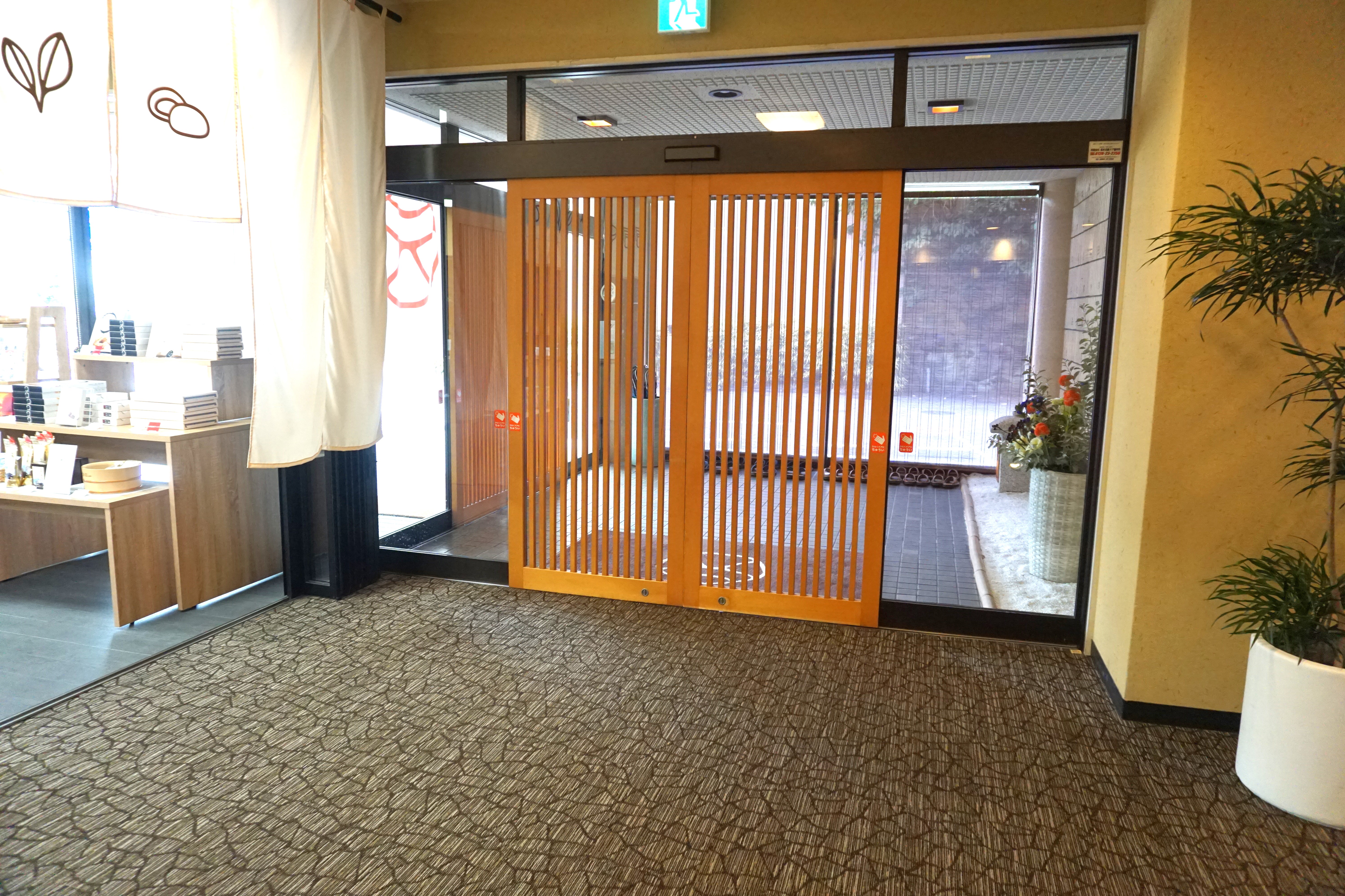 ホテル側からの出入口ドア