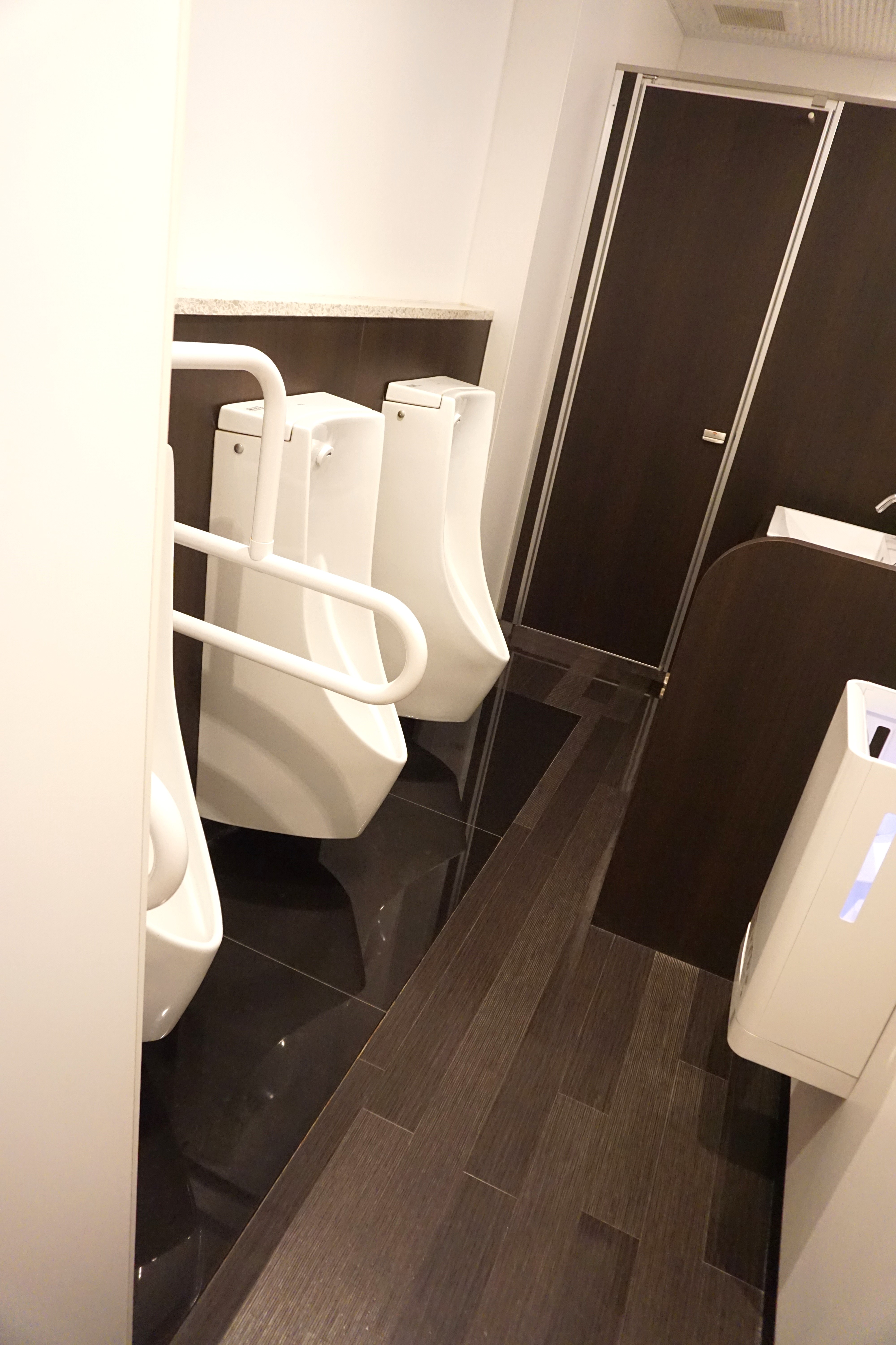 男性用トイレ内