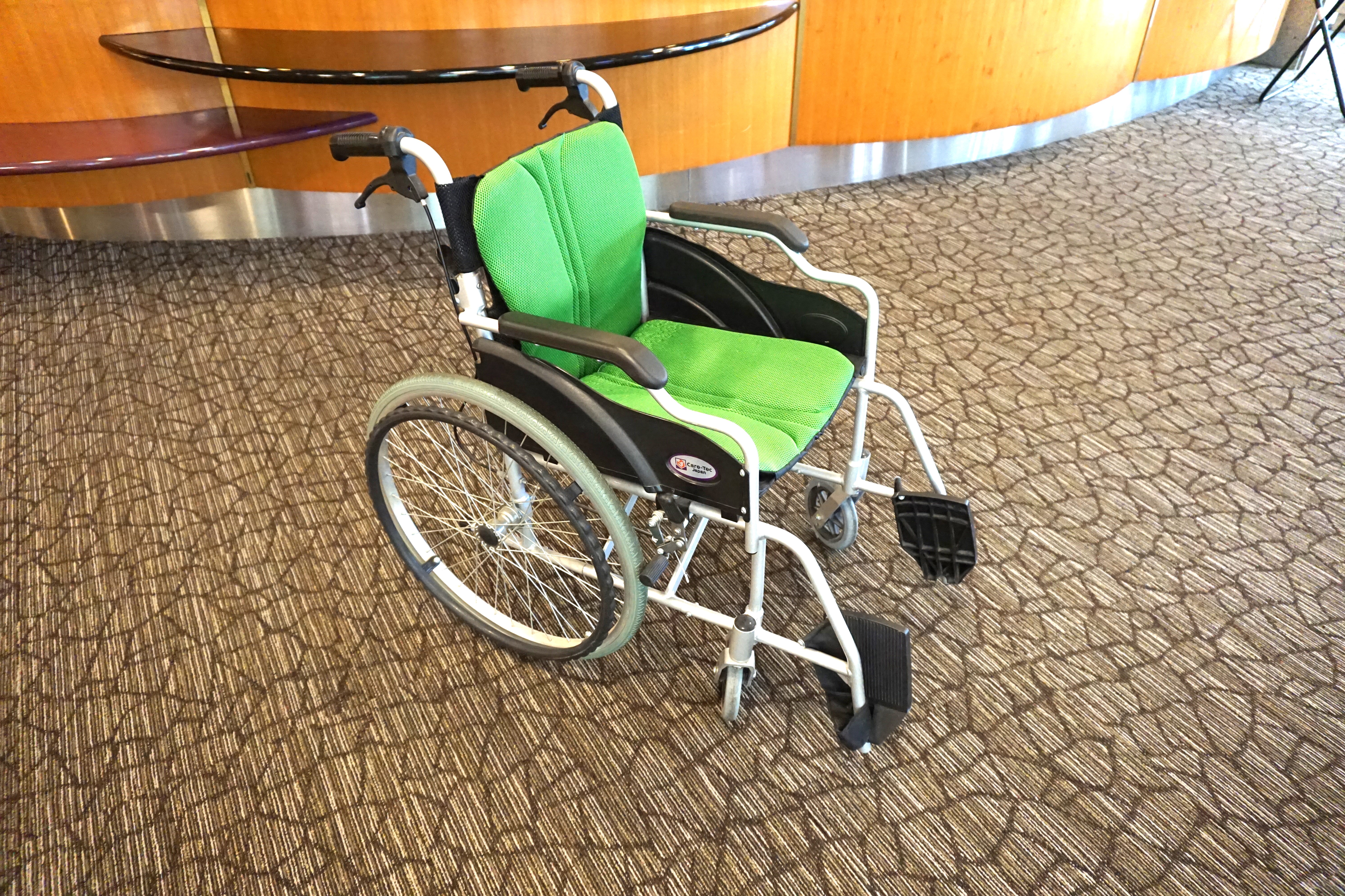 館内用車いすの貸し出しあります