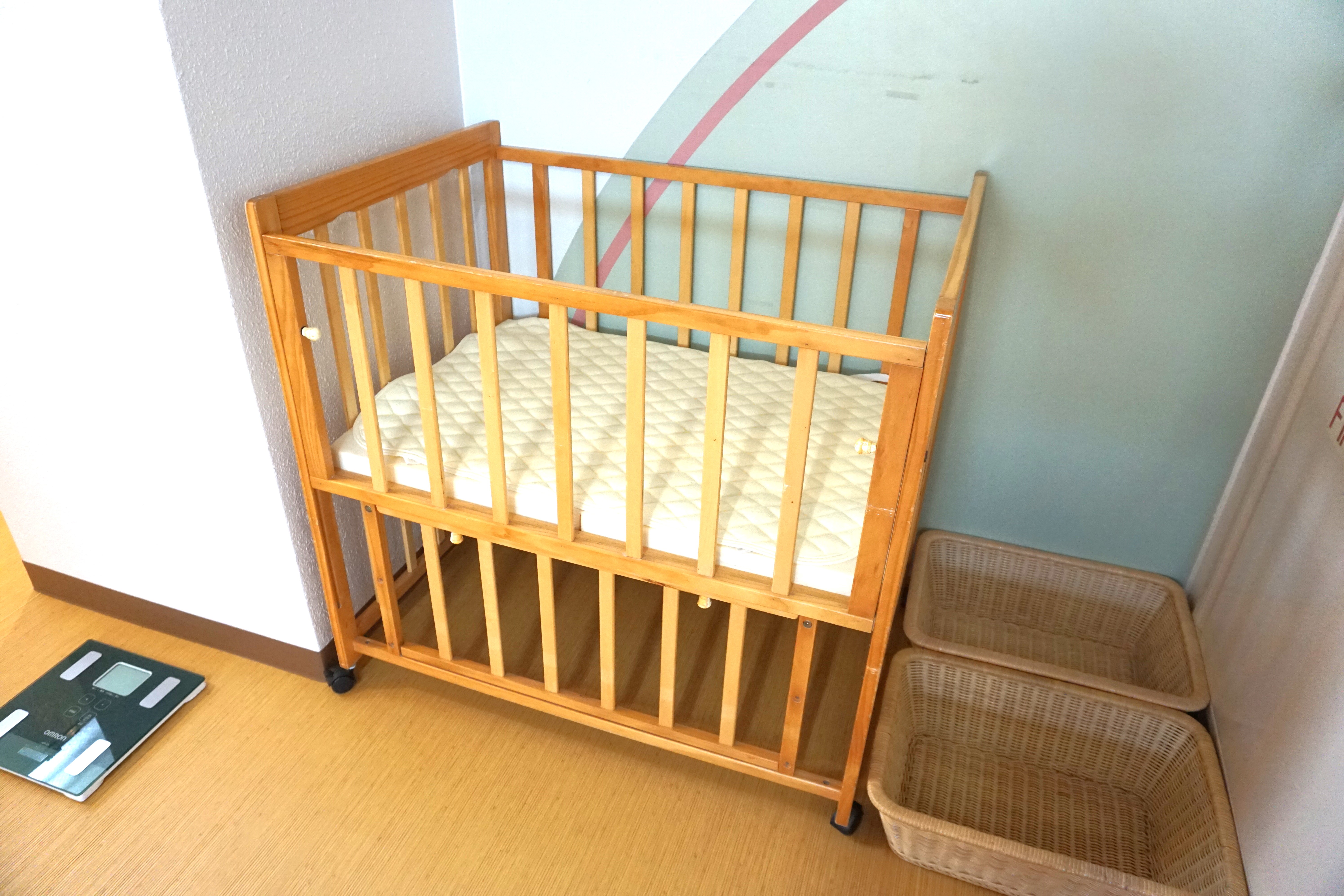 大浴場脱衣所にベビーベッドあります