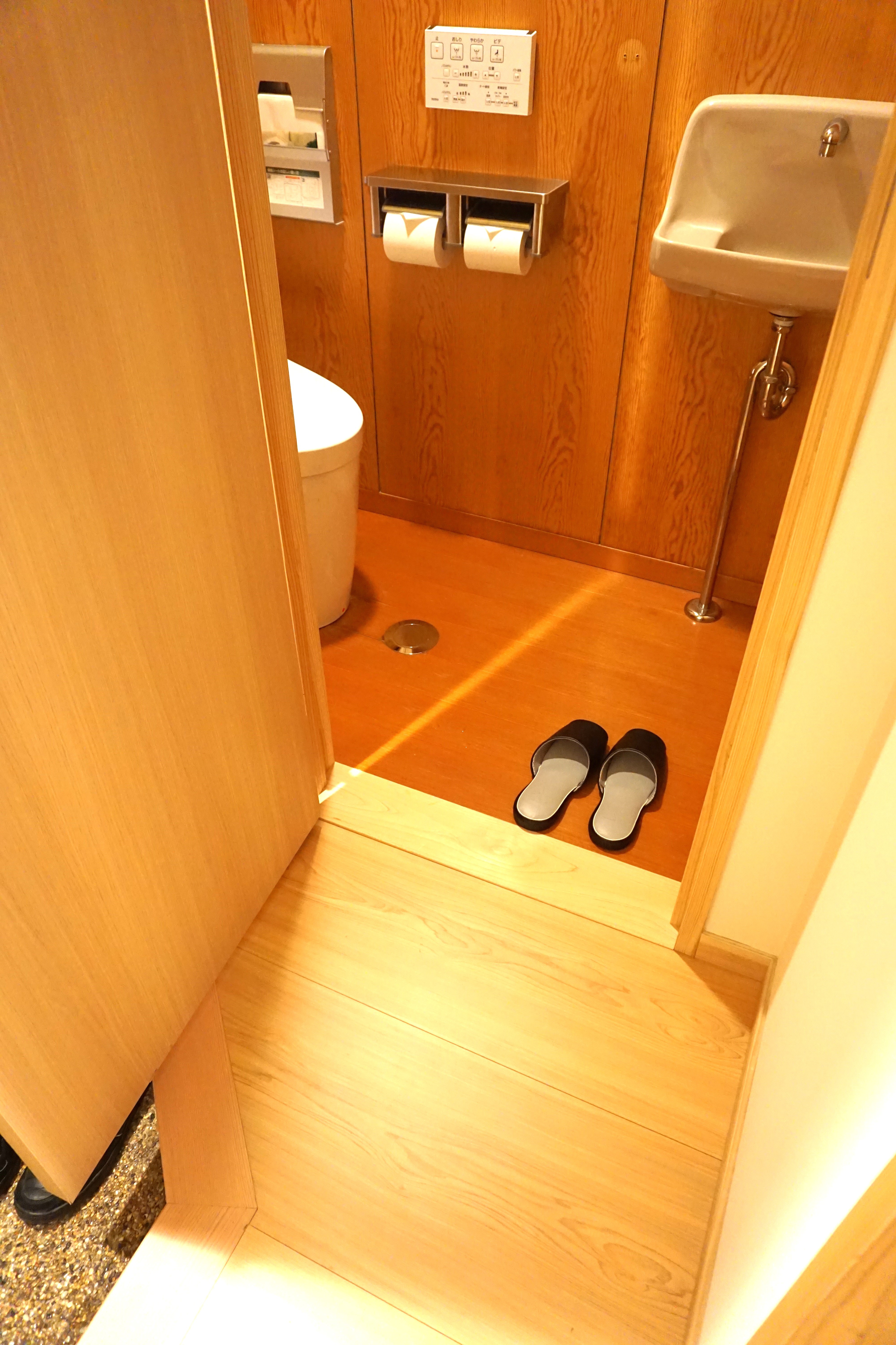 開き戸でフラットです