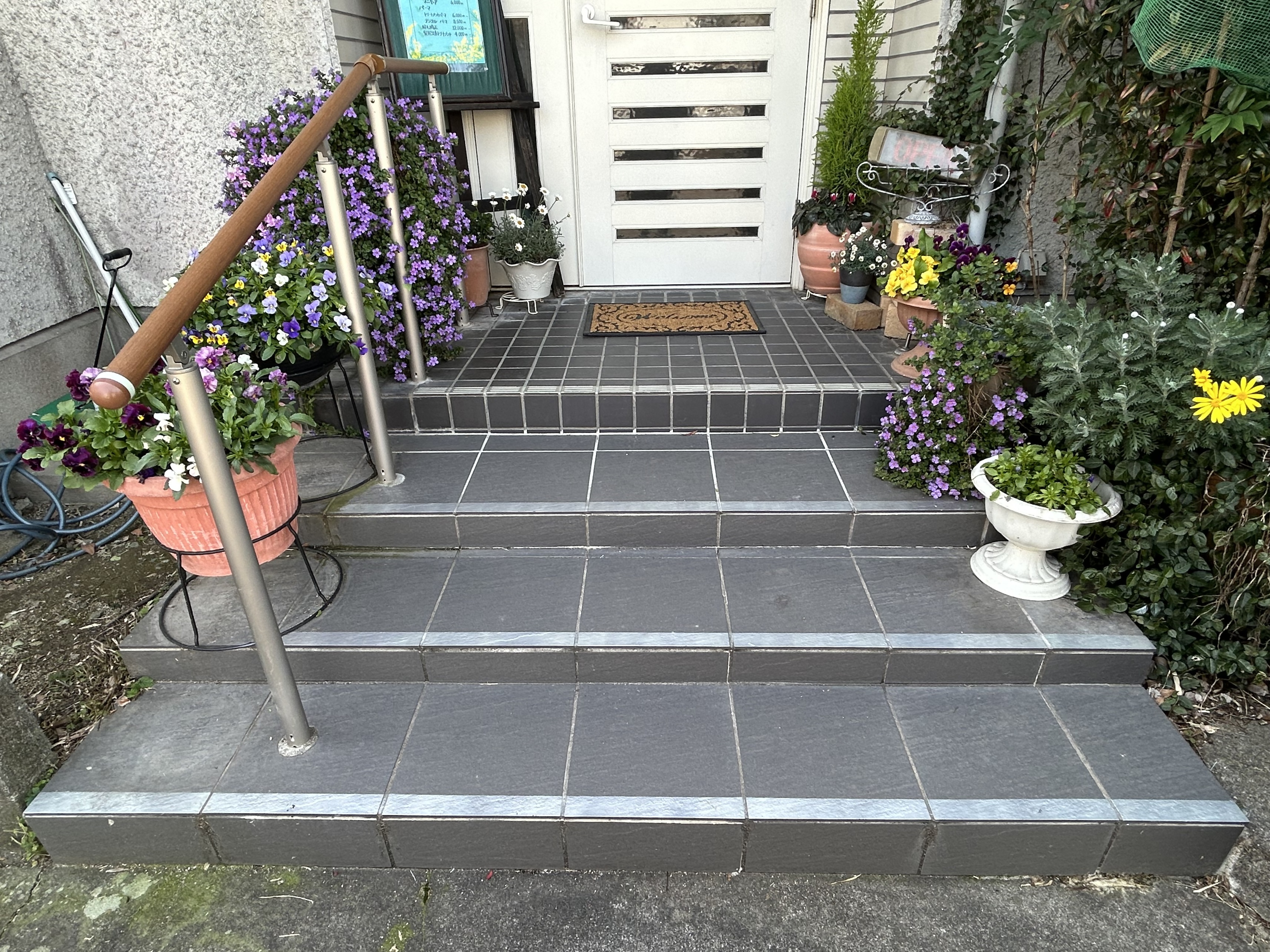 ドアの前に15センチほどの段差が4段あります