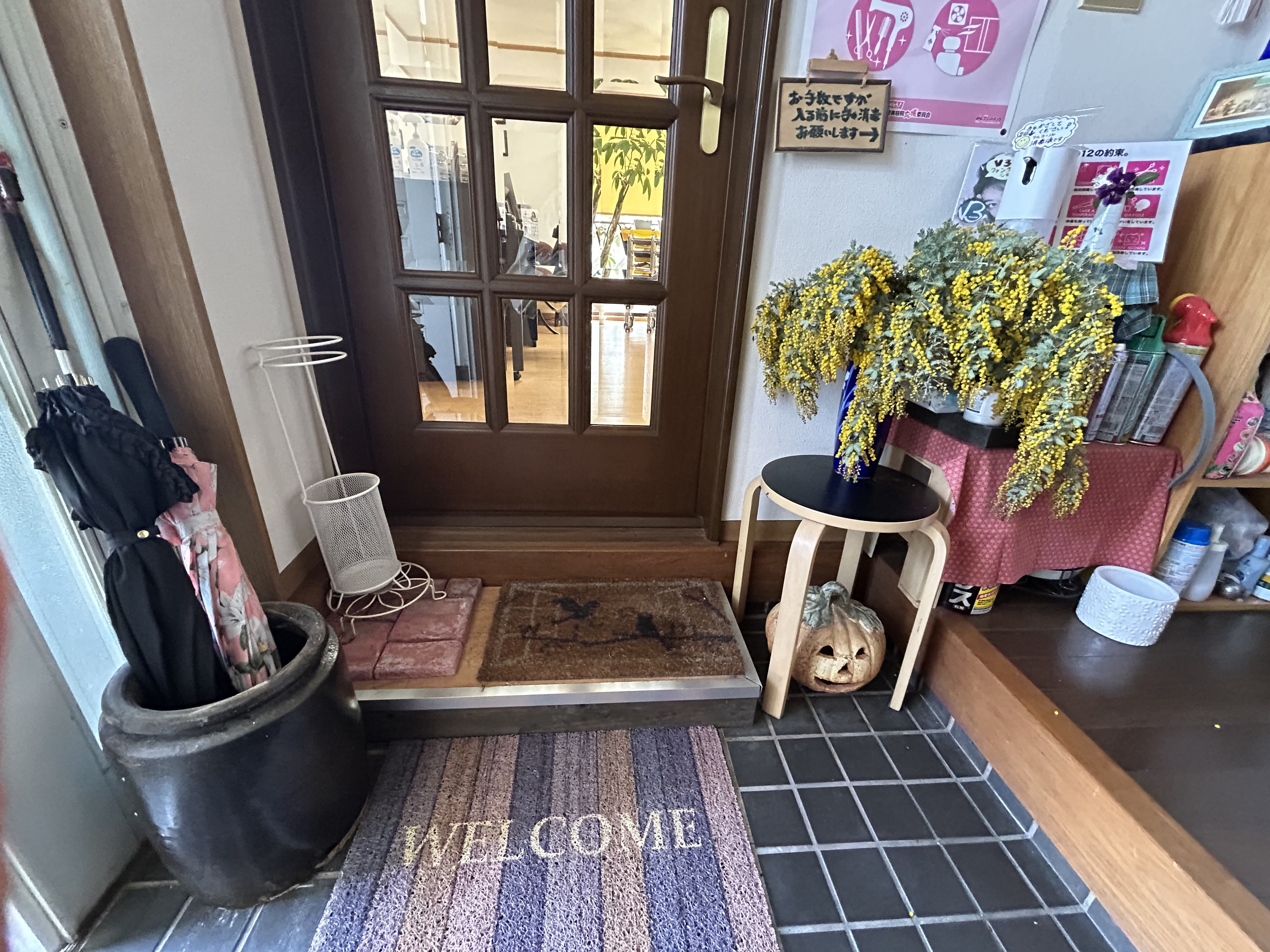 店内ドアも開き戸です