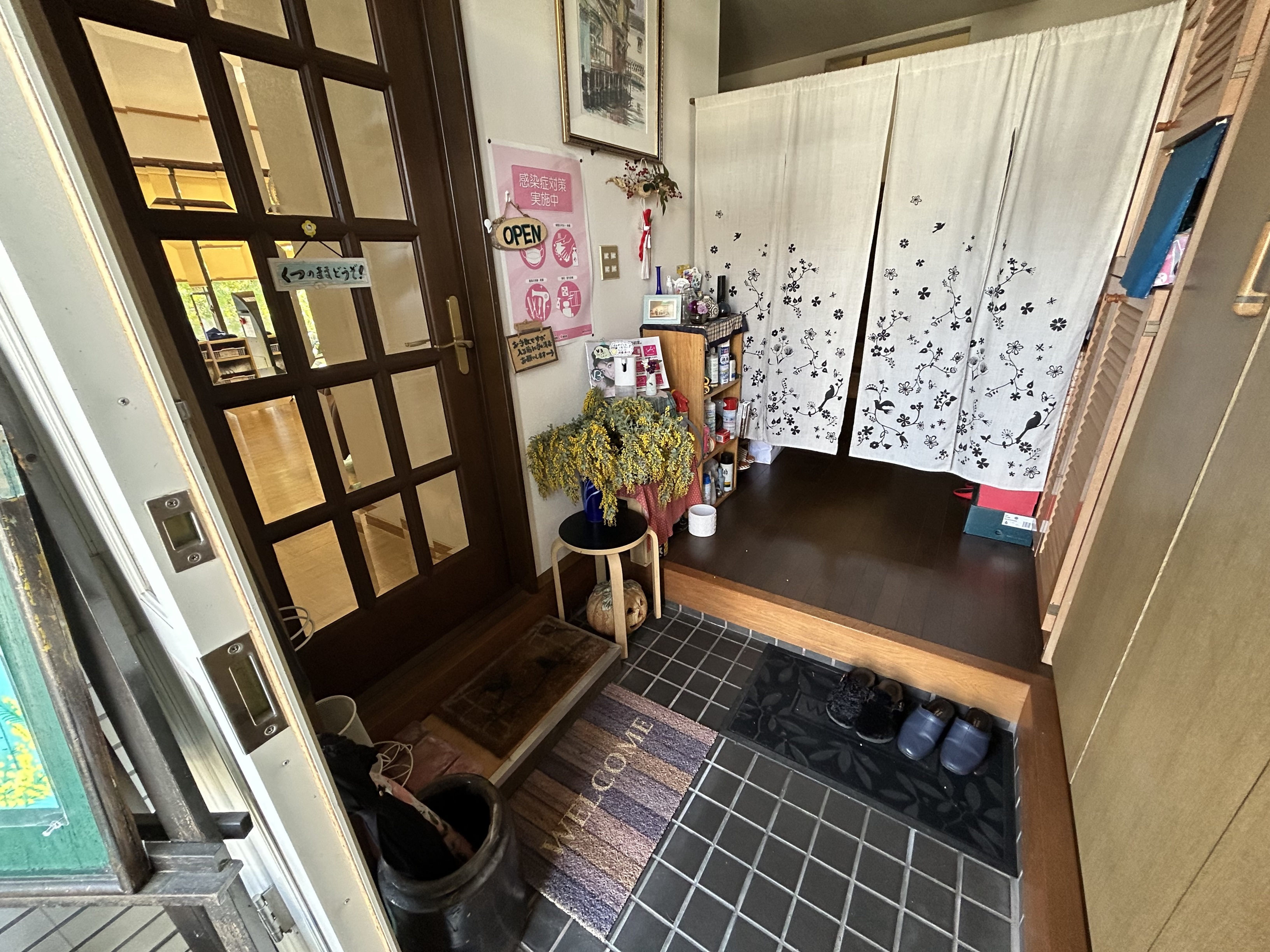 のれんの先がトイレです