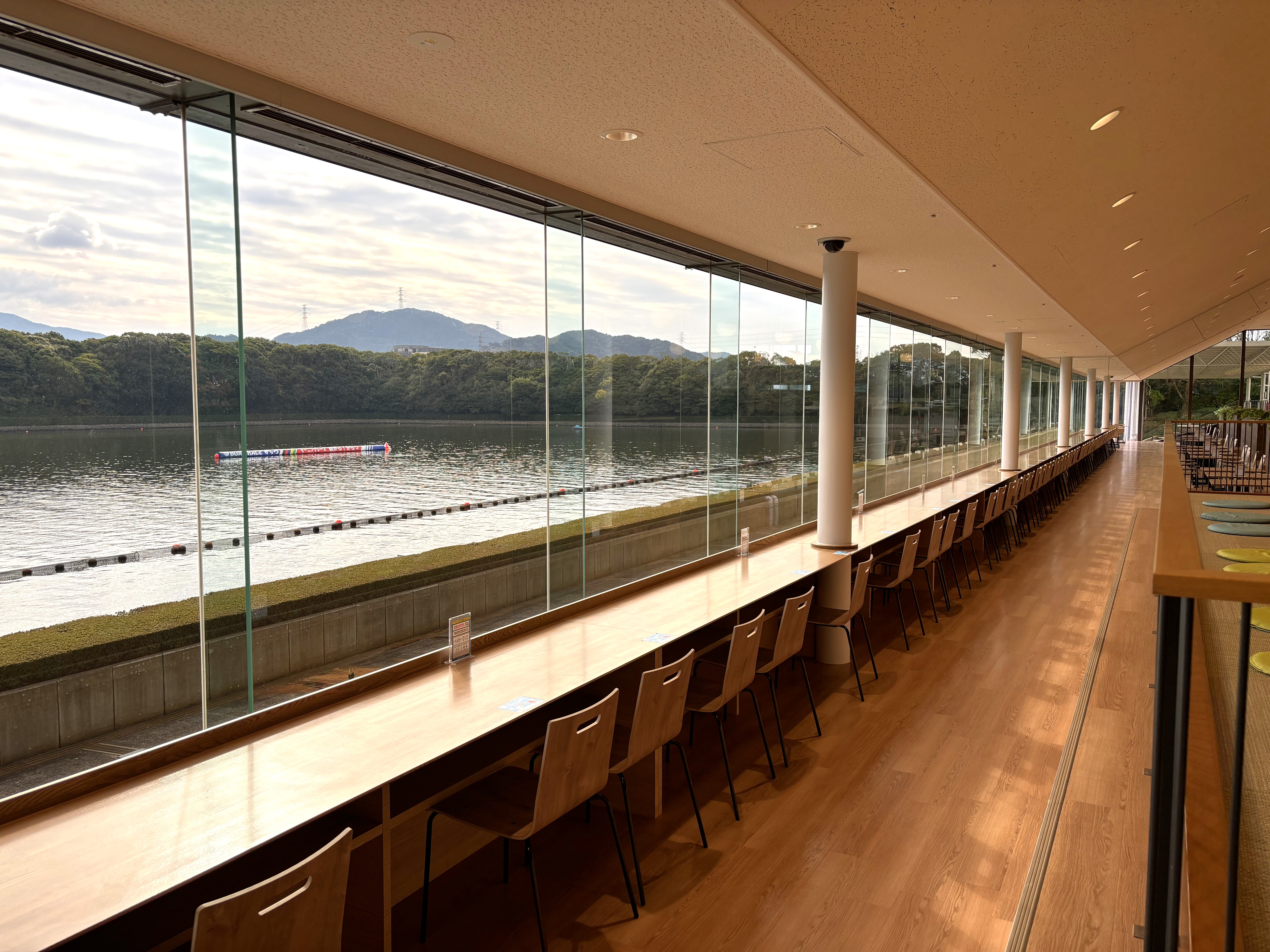 フードコートカウンター席