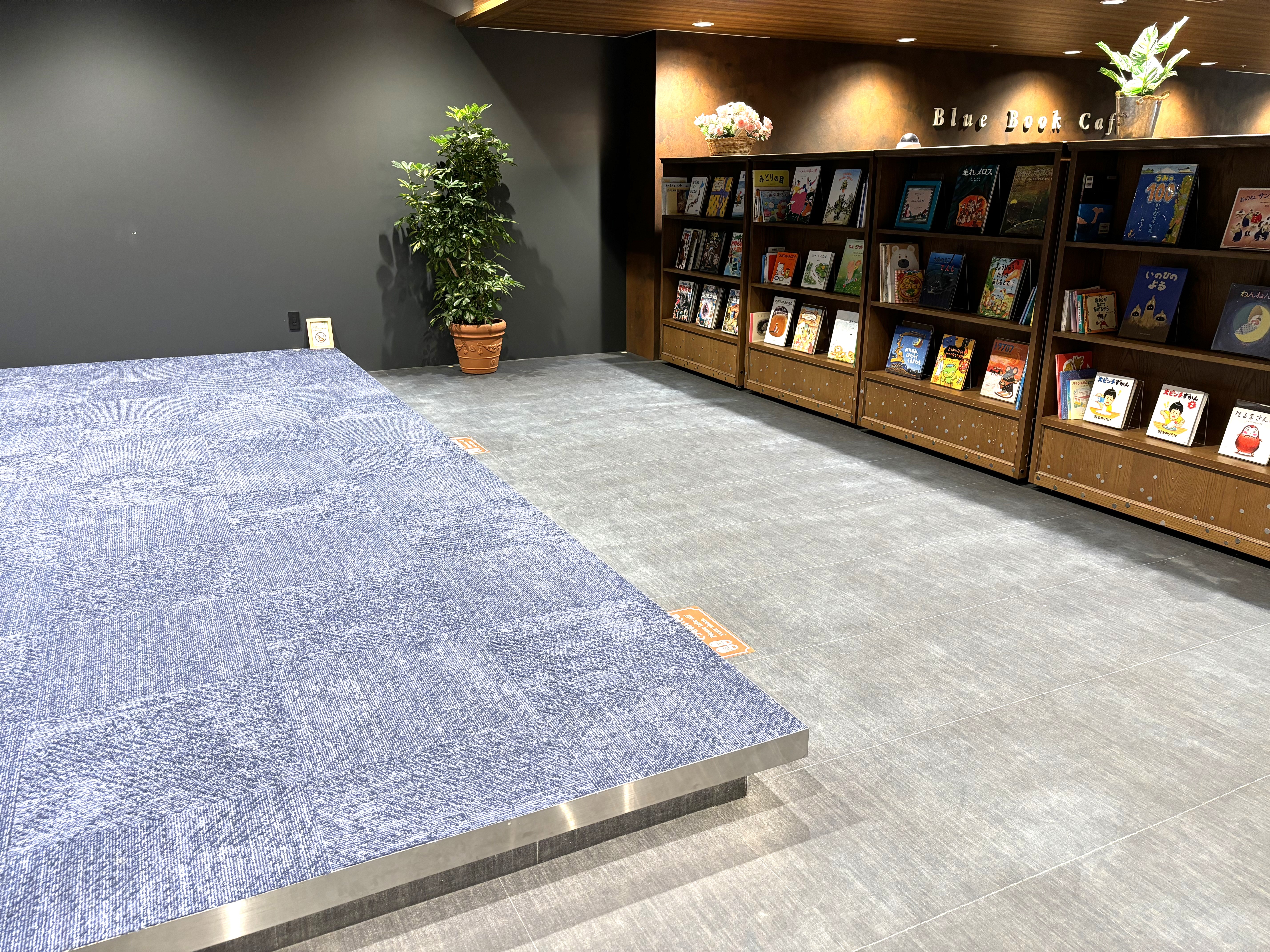 ブックカフェ内