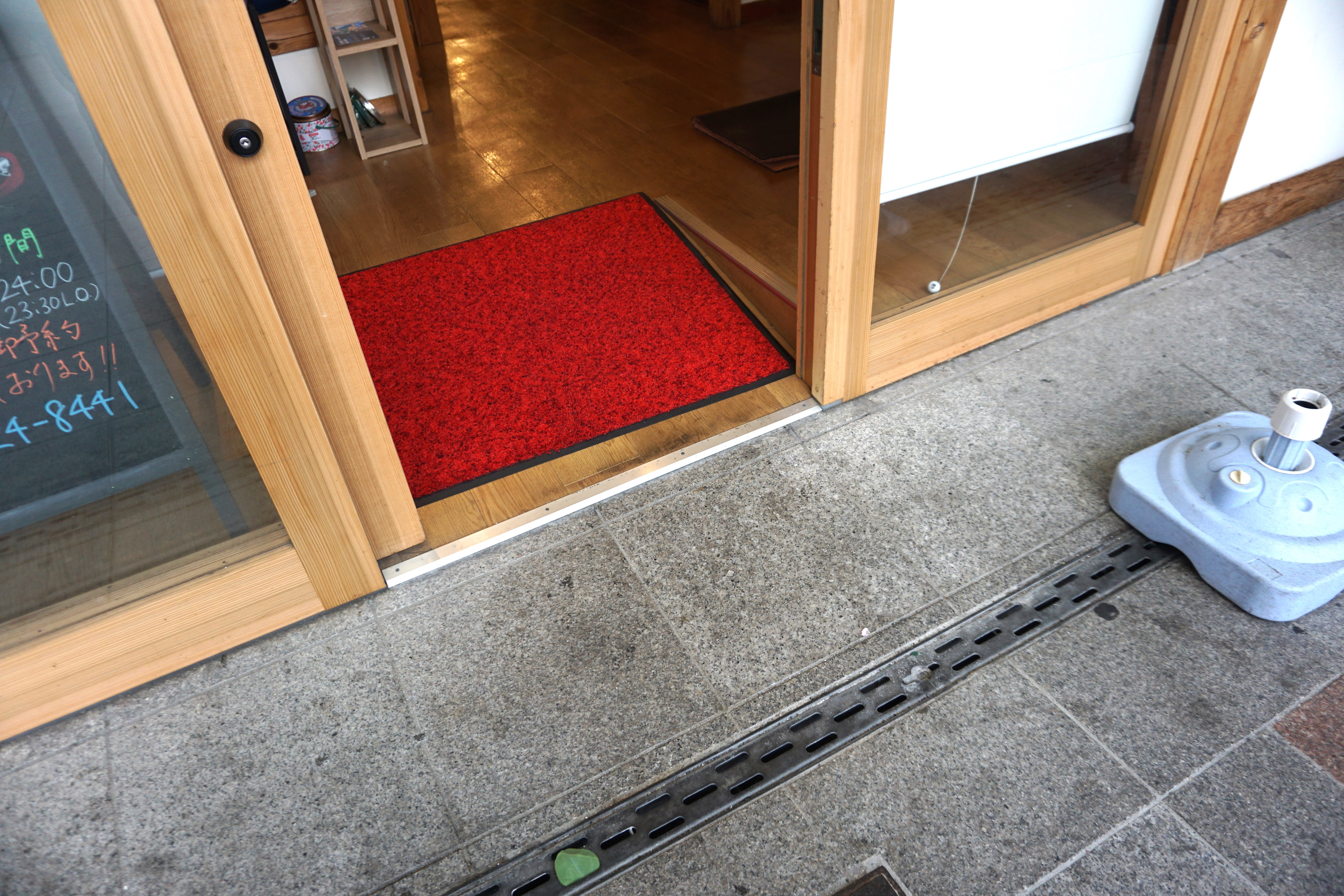 レールの凸凹はありますが、ほぼフラットです