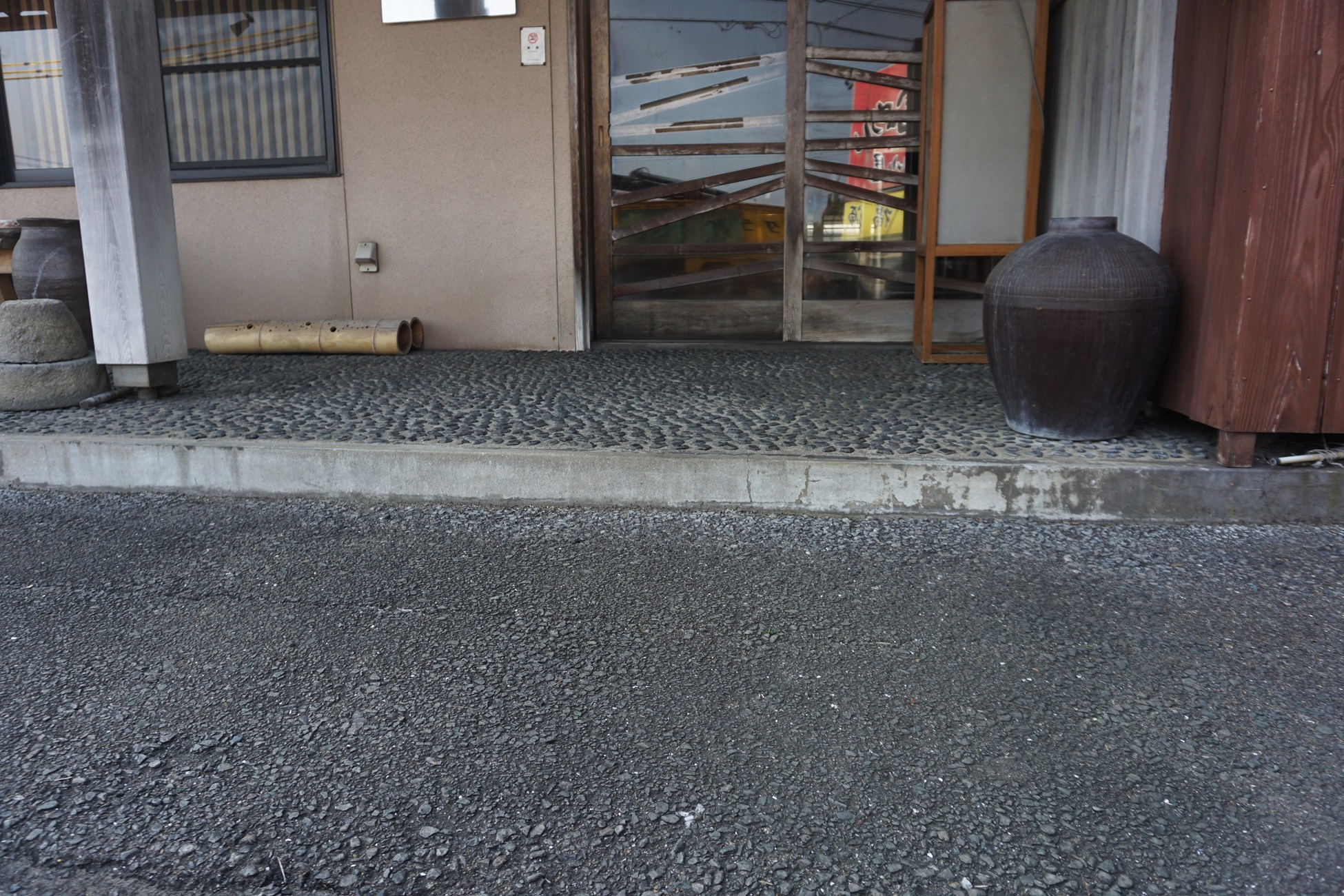 出入口の手前に10センチほどの段差があります