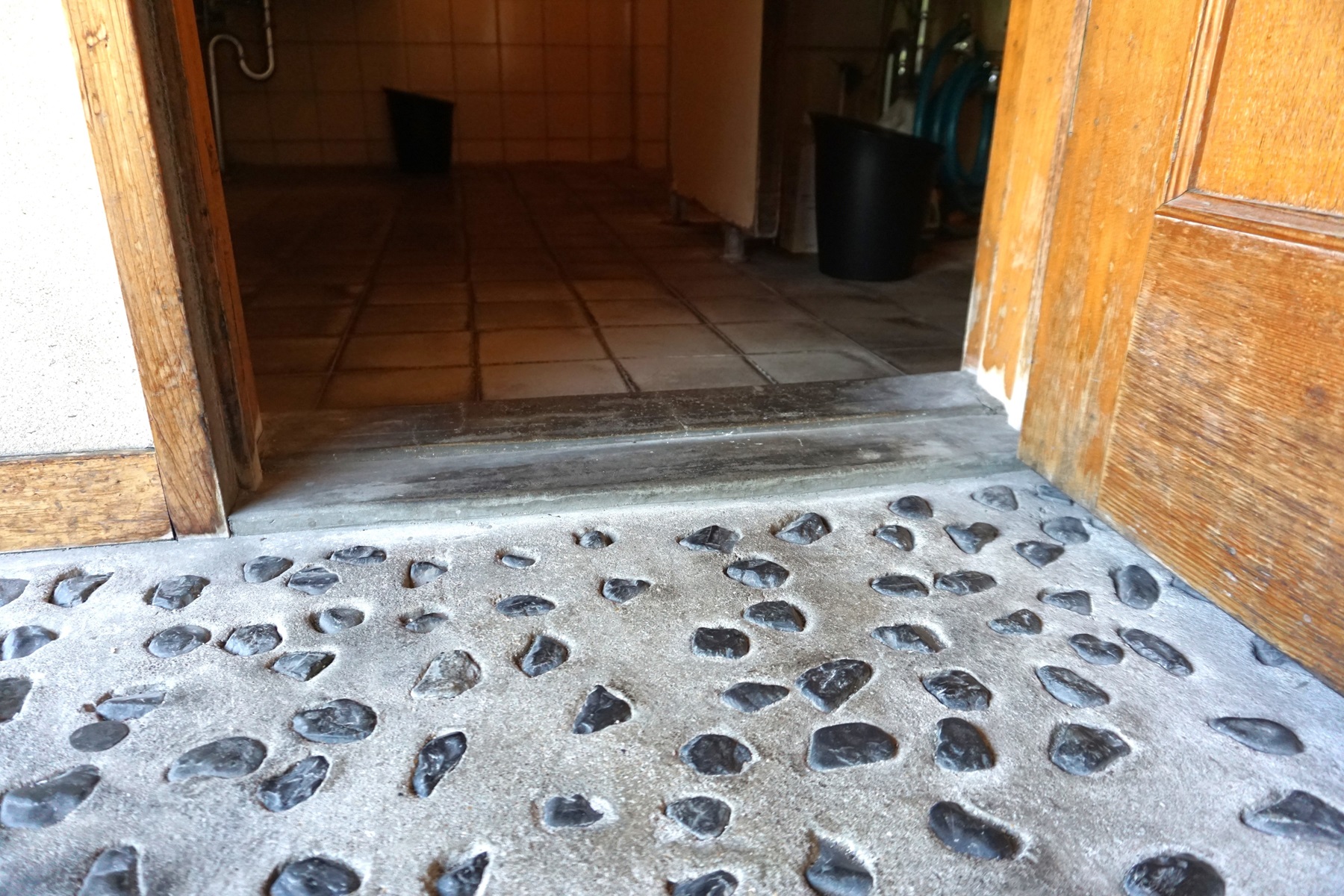 トイレ出入口は3センチほどの段差があります