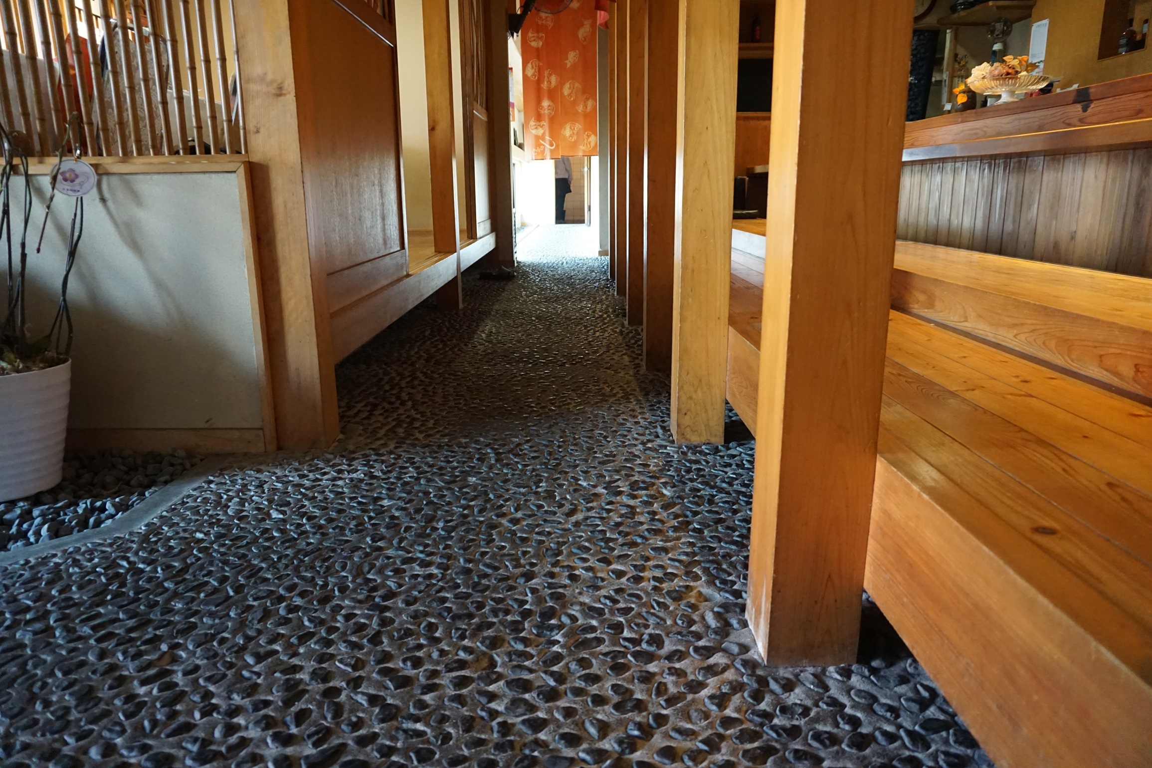 店内は石畳です