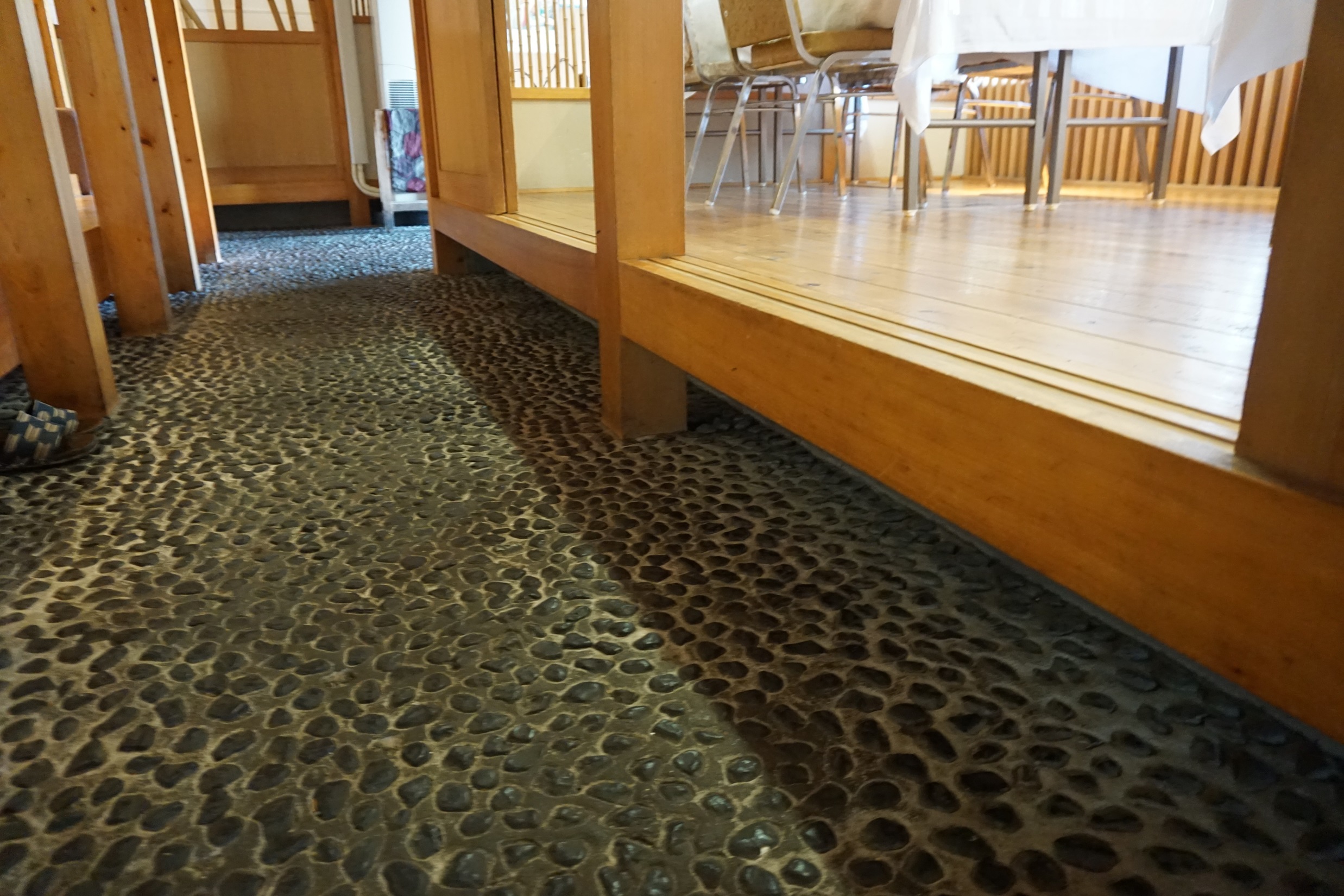 テーブル席は小上がり。20センチほどの段差があります。