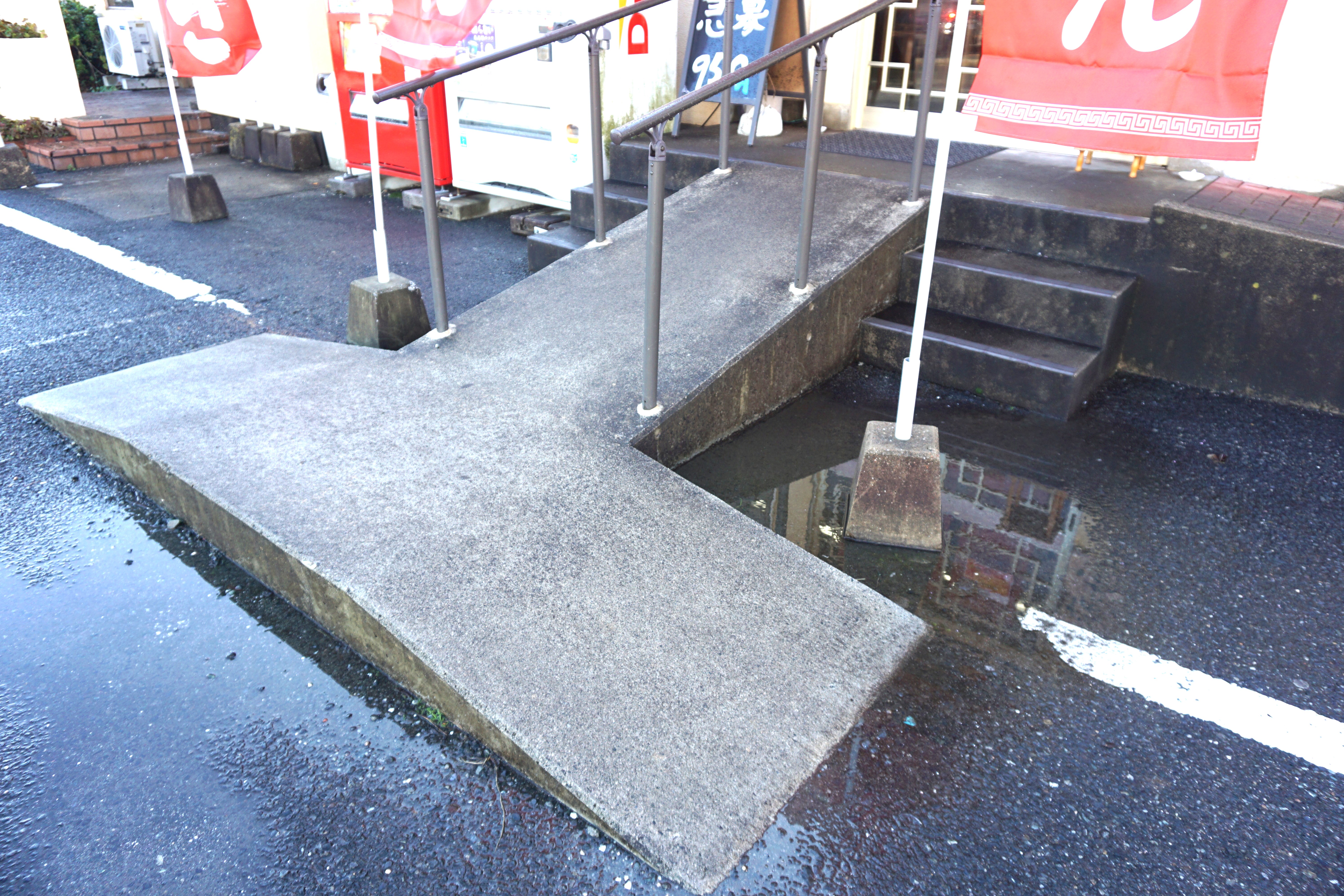 出入口まではスロープで、段差なく入店できます