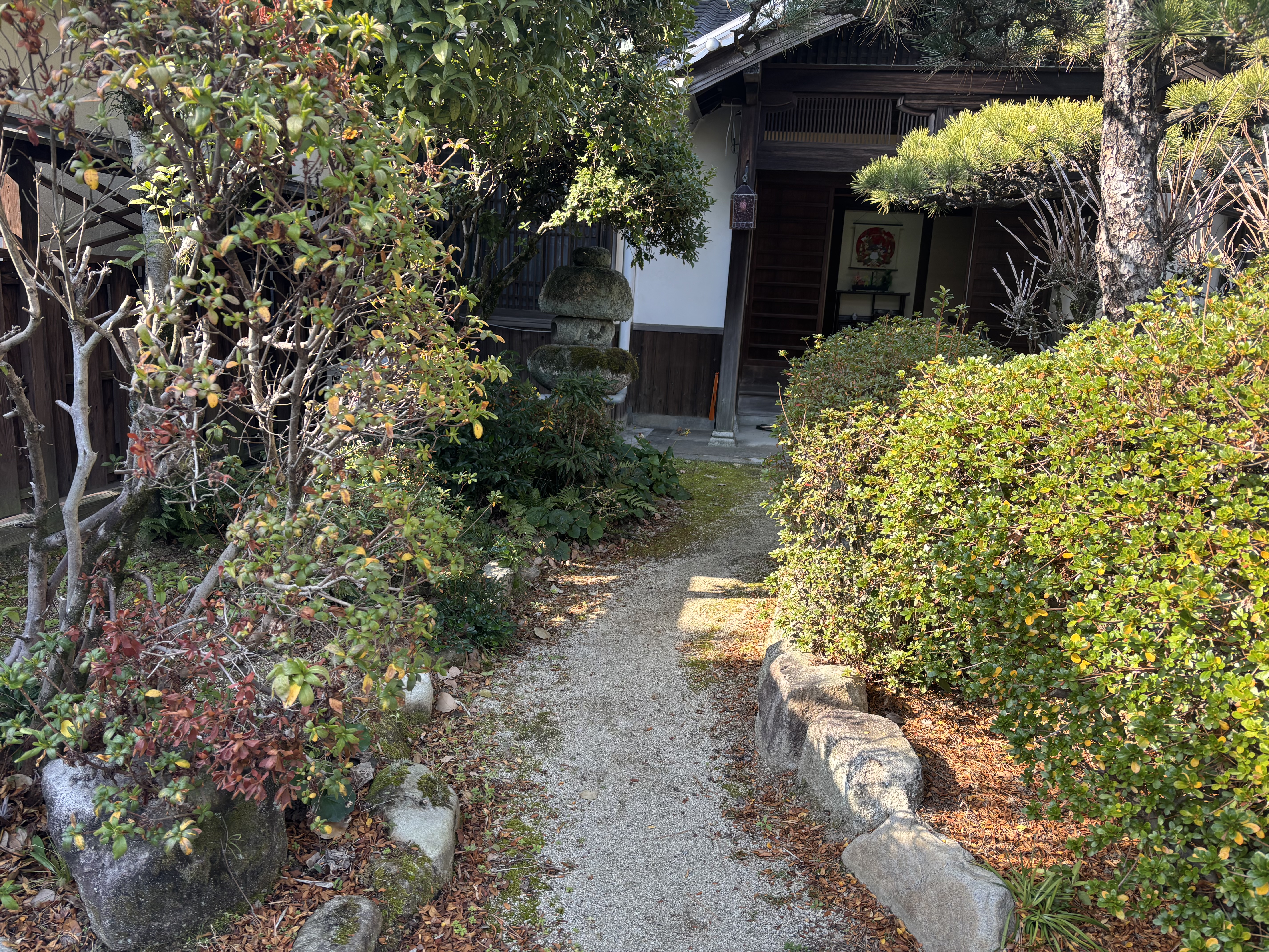 出入り口までは庭の小道を進みます
