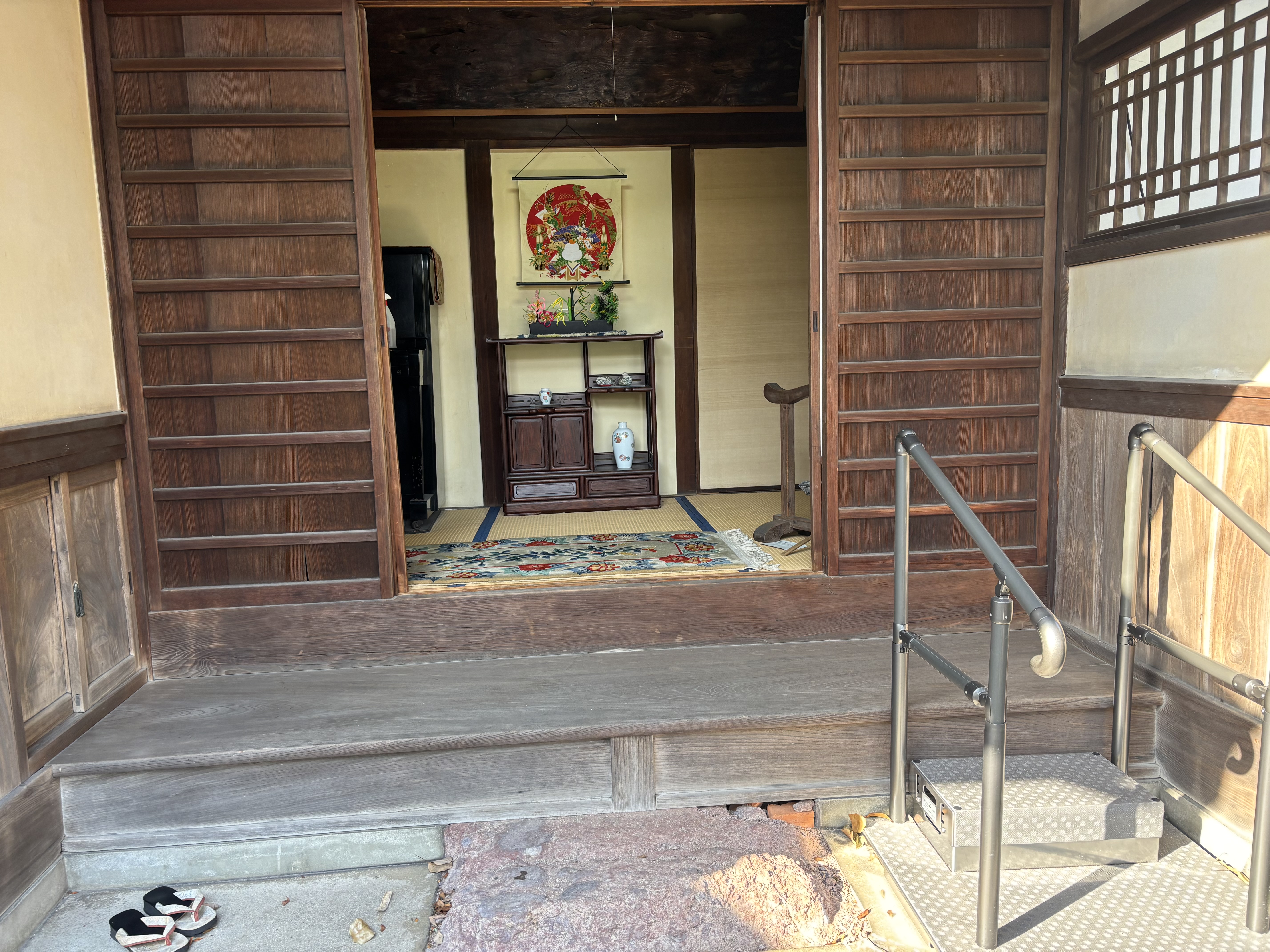 立派な玄関、趣があります