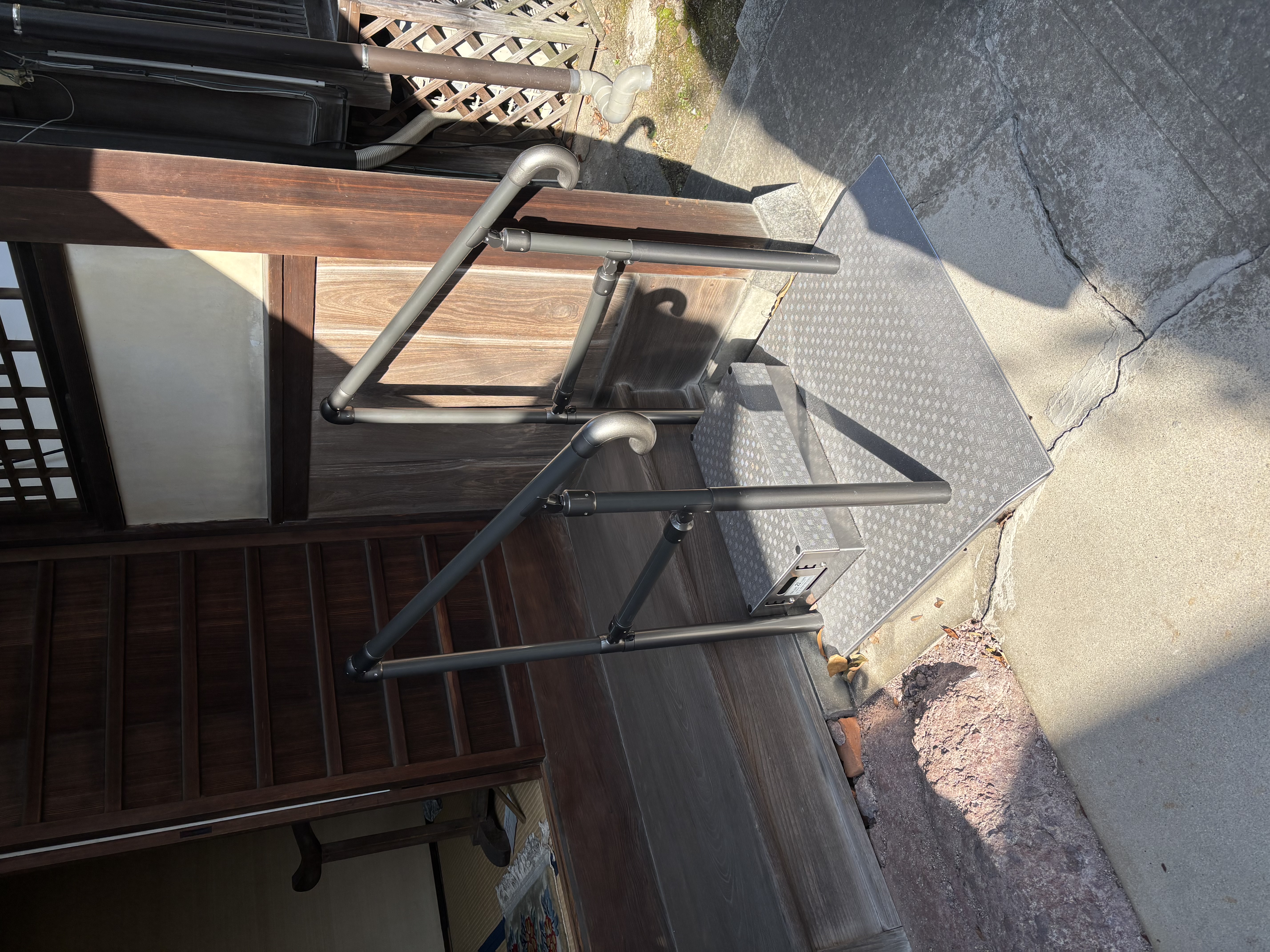 手すりと踏み台が設置されています