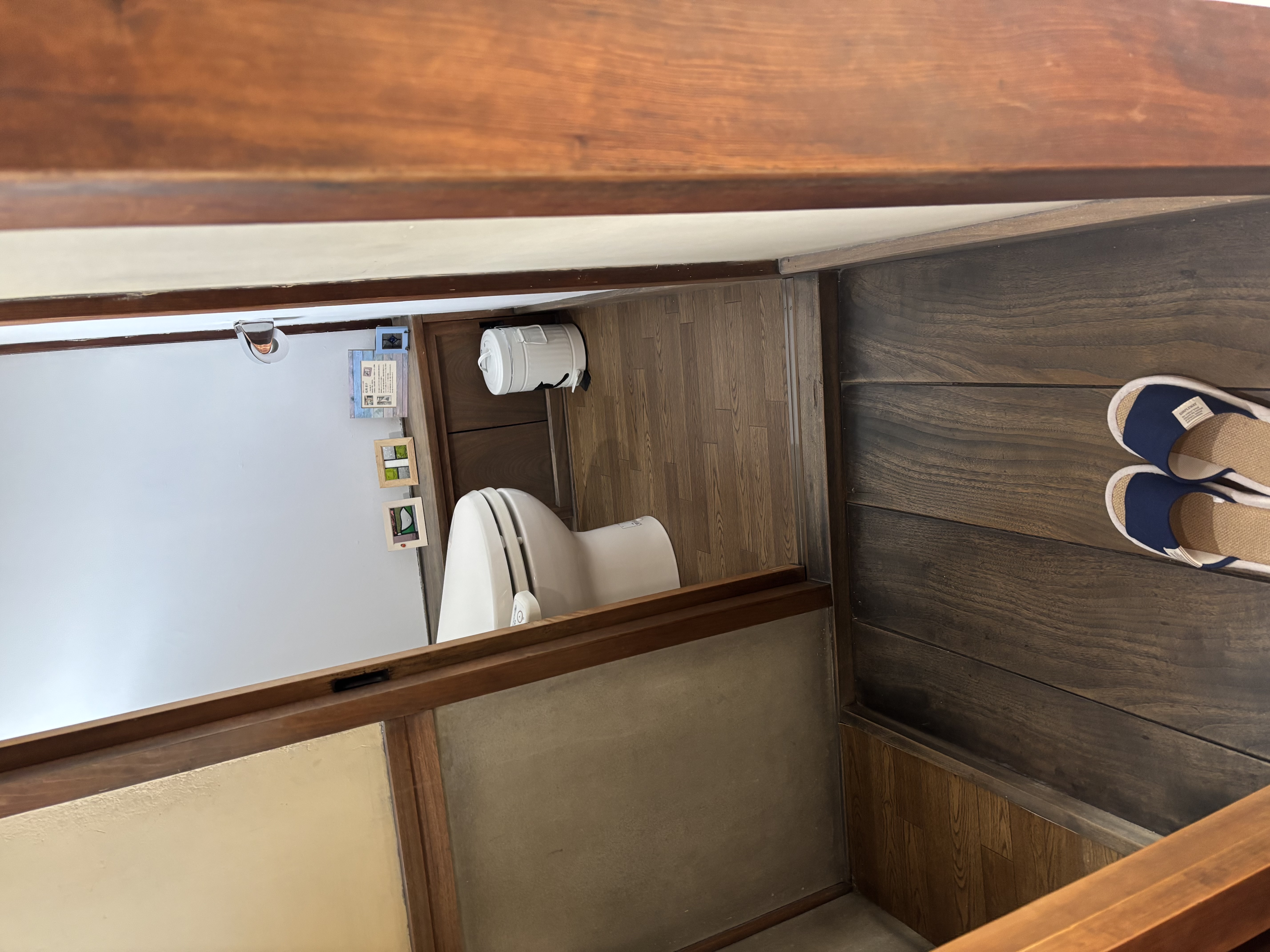 トイレの入り口に小さな段差あり