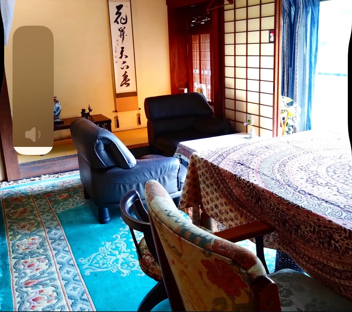 ローテーブルとテーブルの席があります