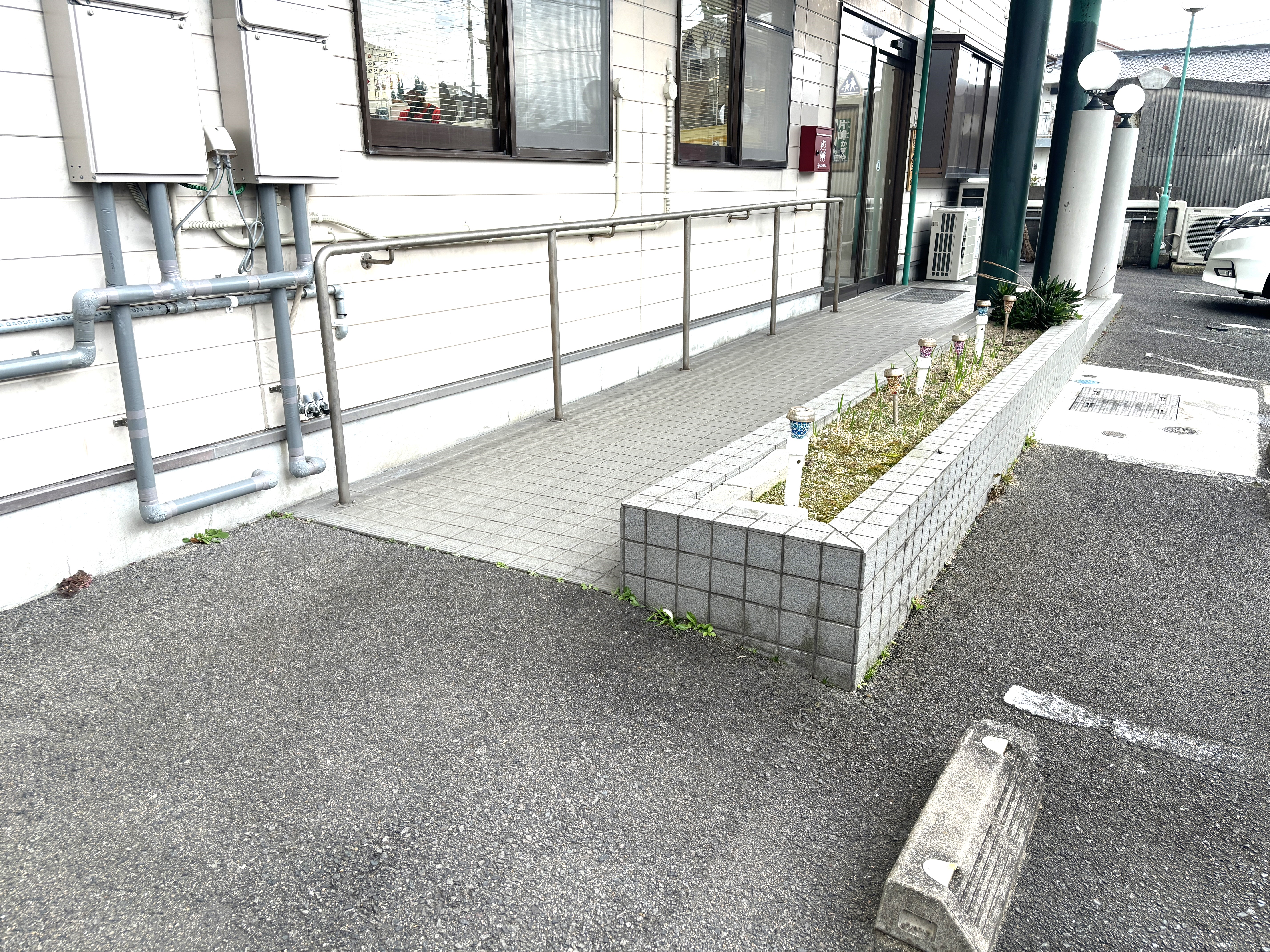 スロープがあり、段差なく入店できます
