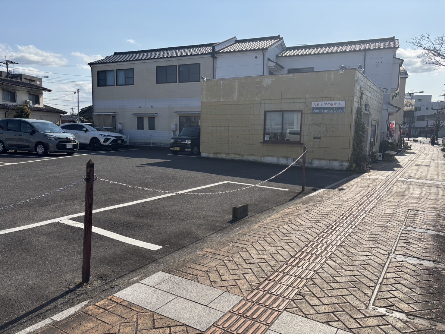 駐車場から歩道を進みます