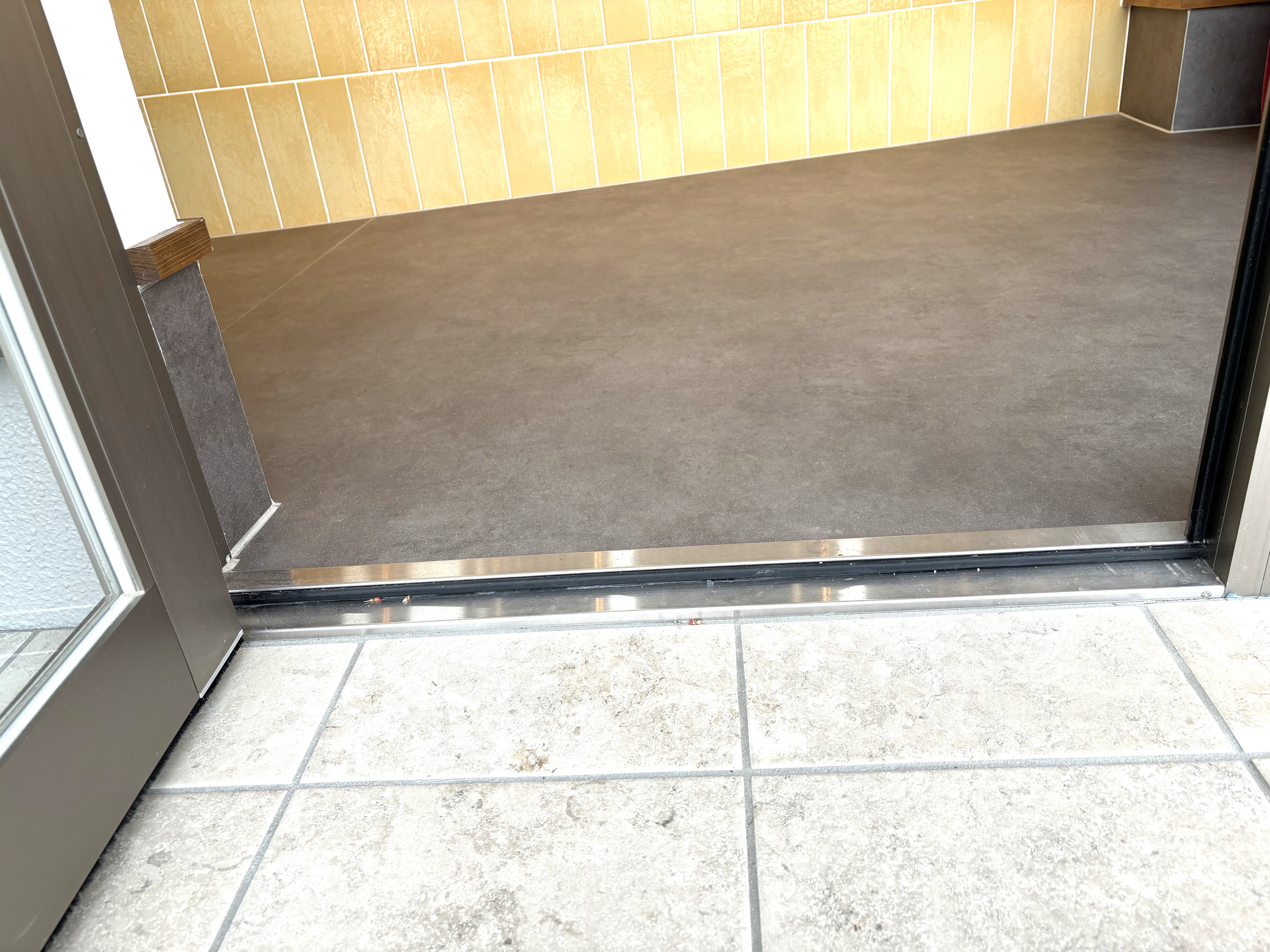 5センチほどのレールの段差があります