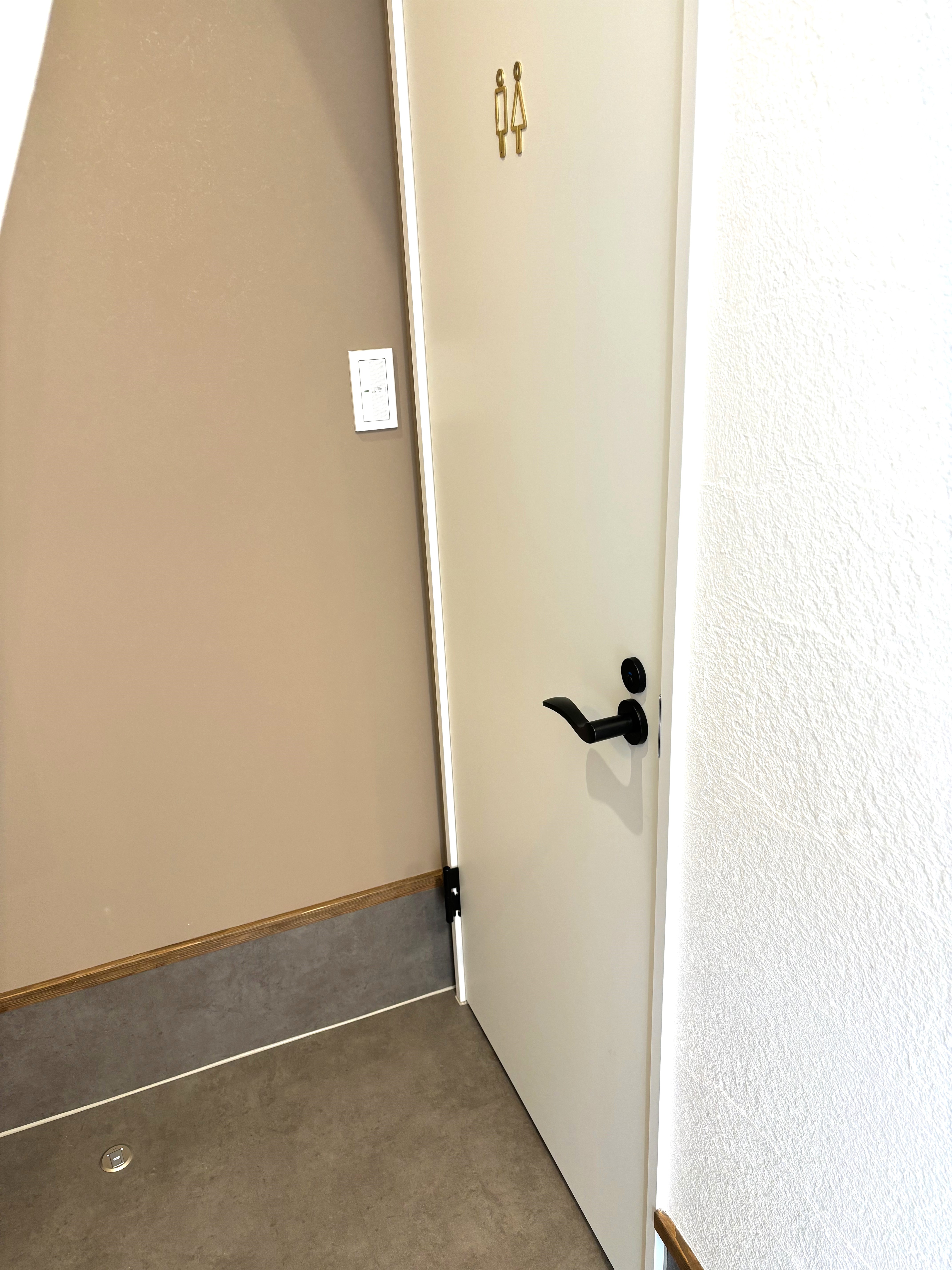 トイレ出入口ドア