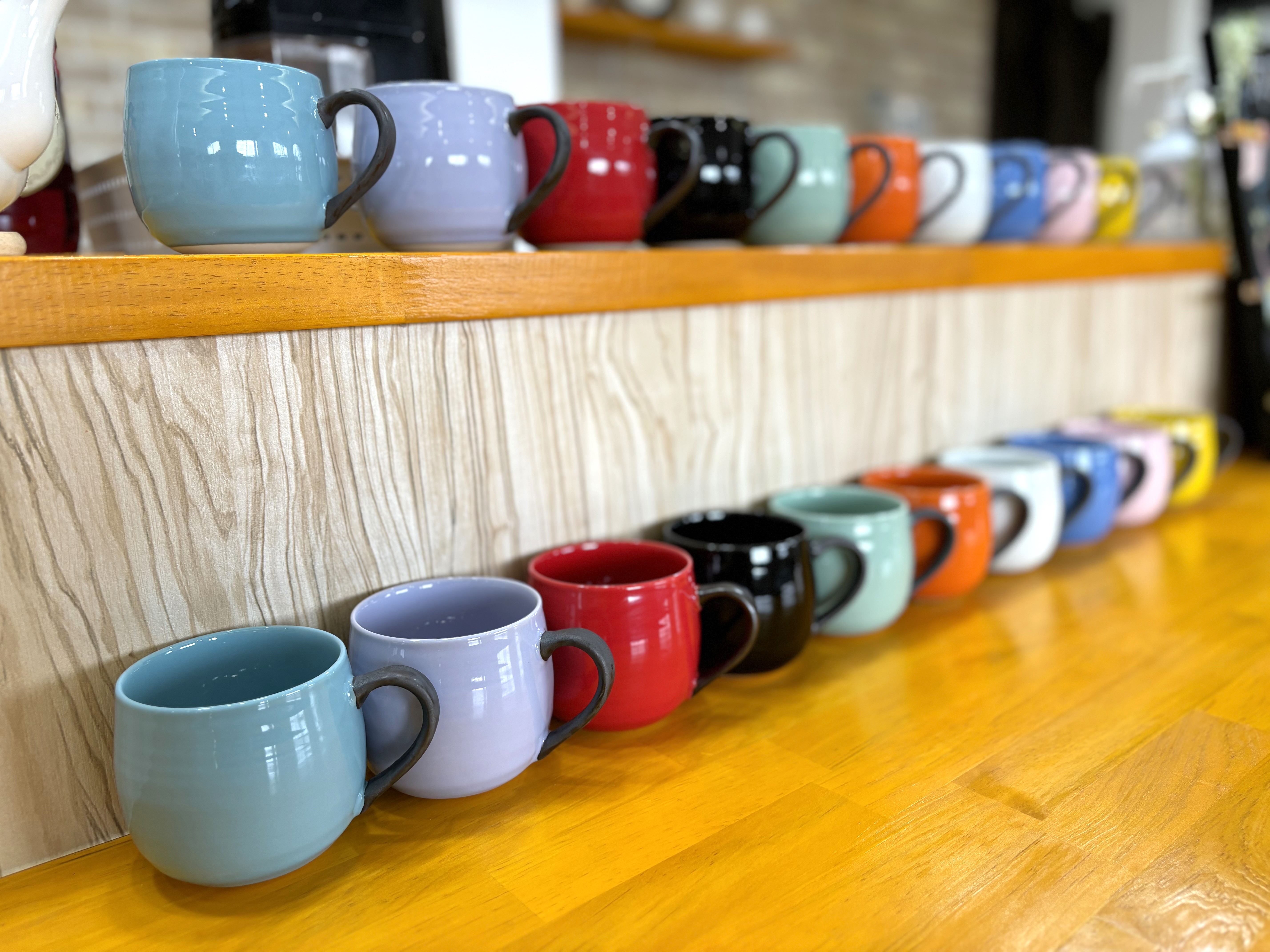 いろいろな色のマグカップ。推し活にどうぞ♪