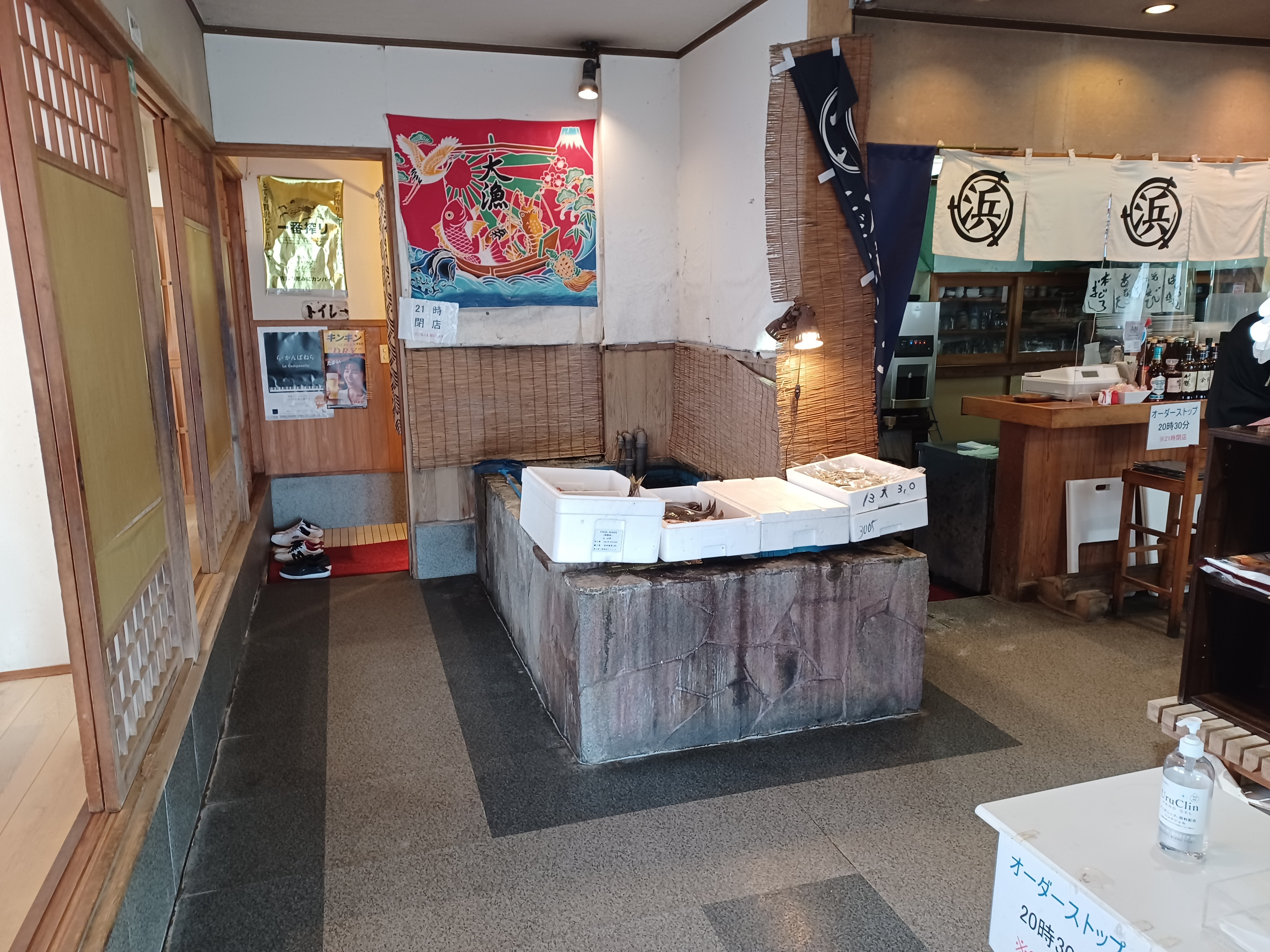 玄関から入って突き当りの右側にトイレがあります