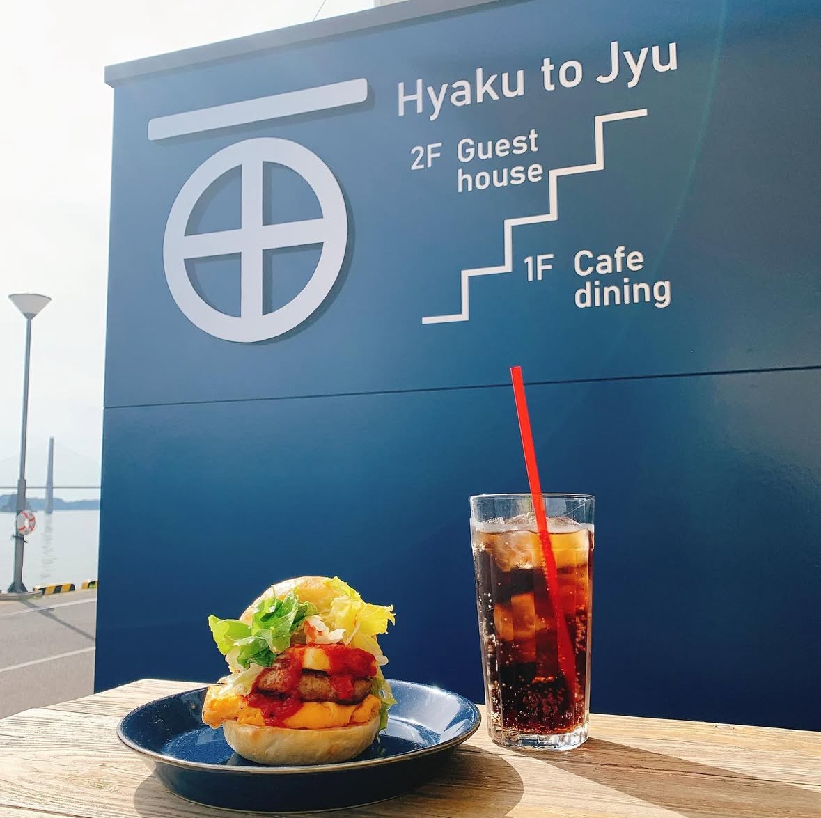 ハンバーガーなどの軽食もあります