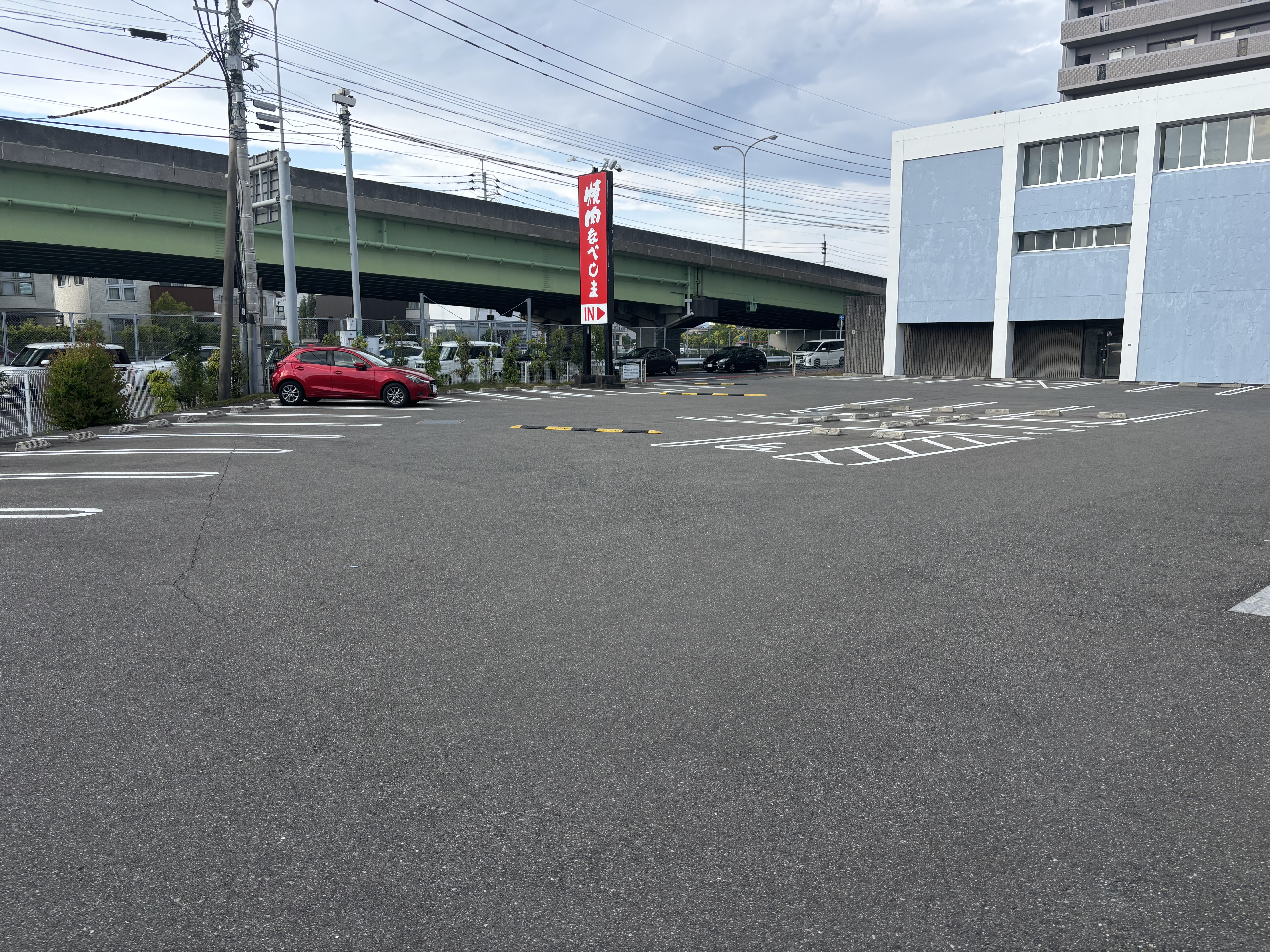 国道34号線を西方向に進み左にあります。赤い看板が目印です。